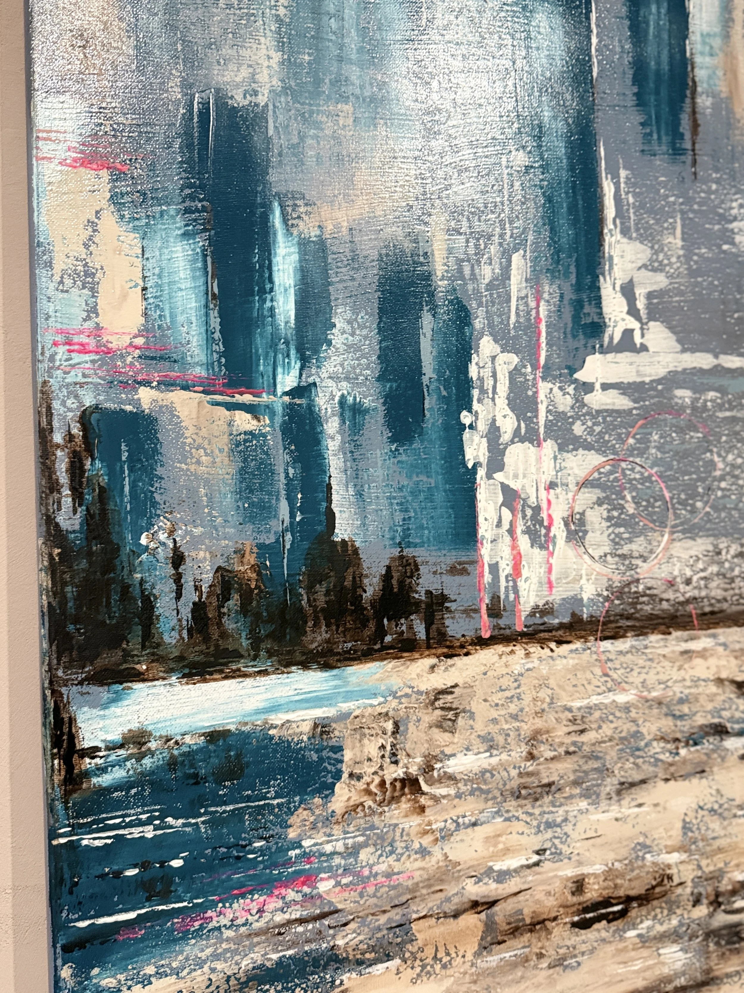 Peinture abstraite représentant une ville avec des immeubles, un fleuve et un ciel, dans des tons de bleu, beige, blanc, noir et accents de rose.