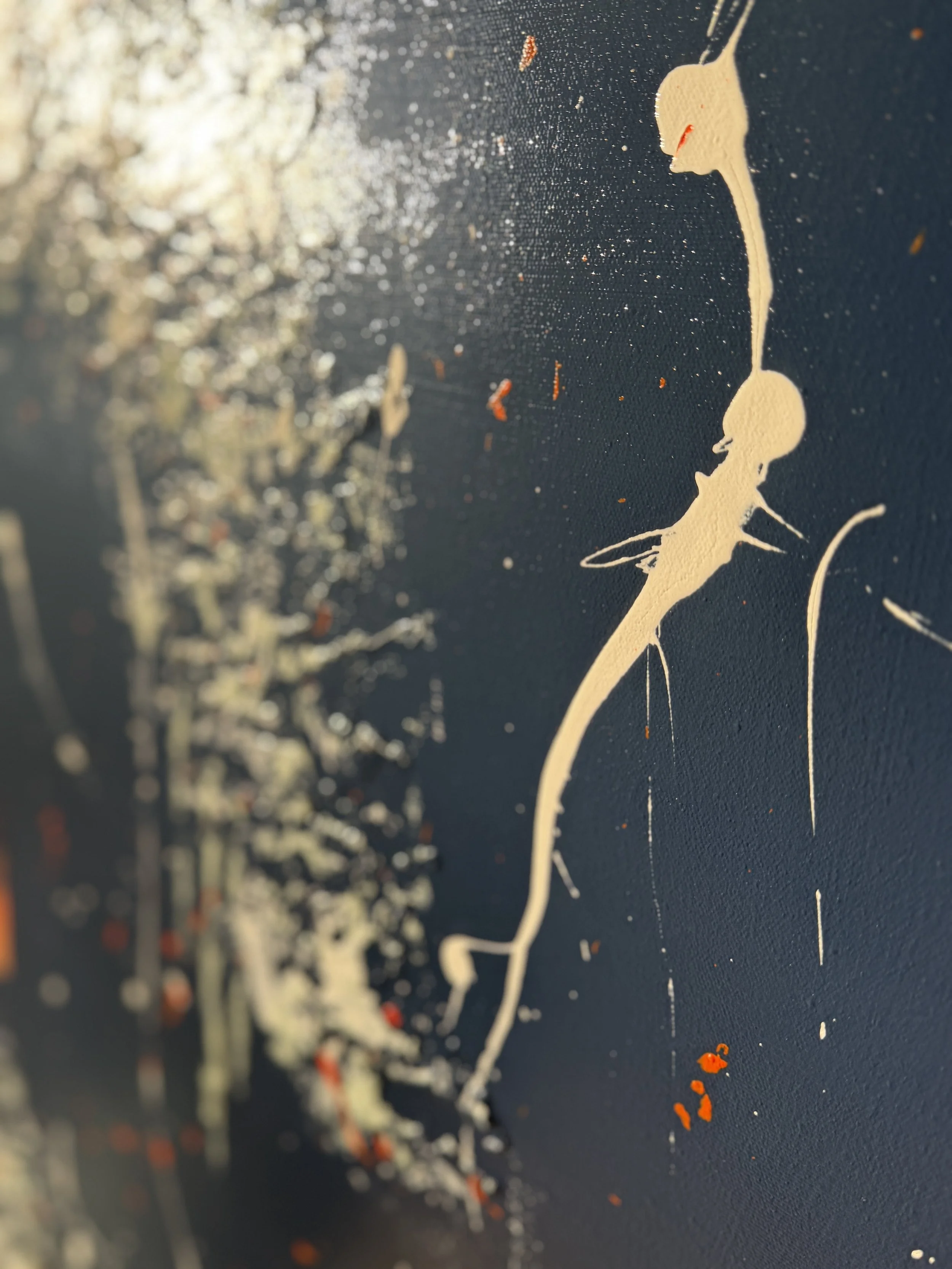 Peinture abstraite avec des projections de couleur beige et orange sur un fond bleu foncé.