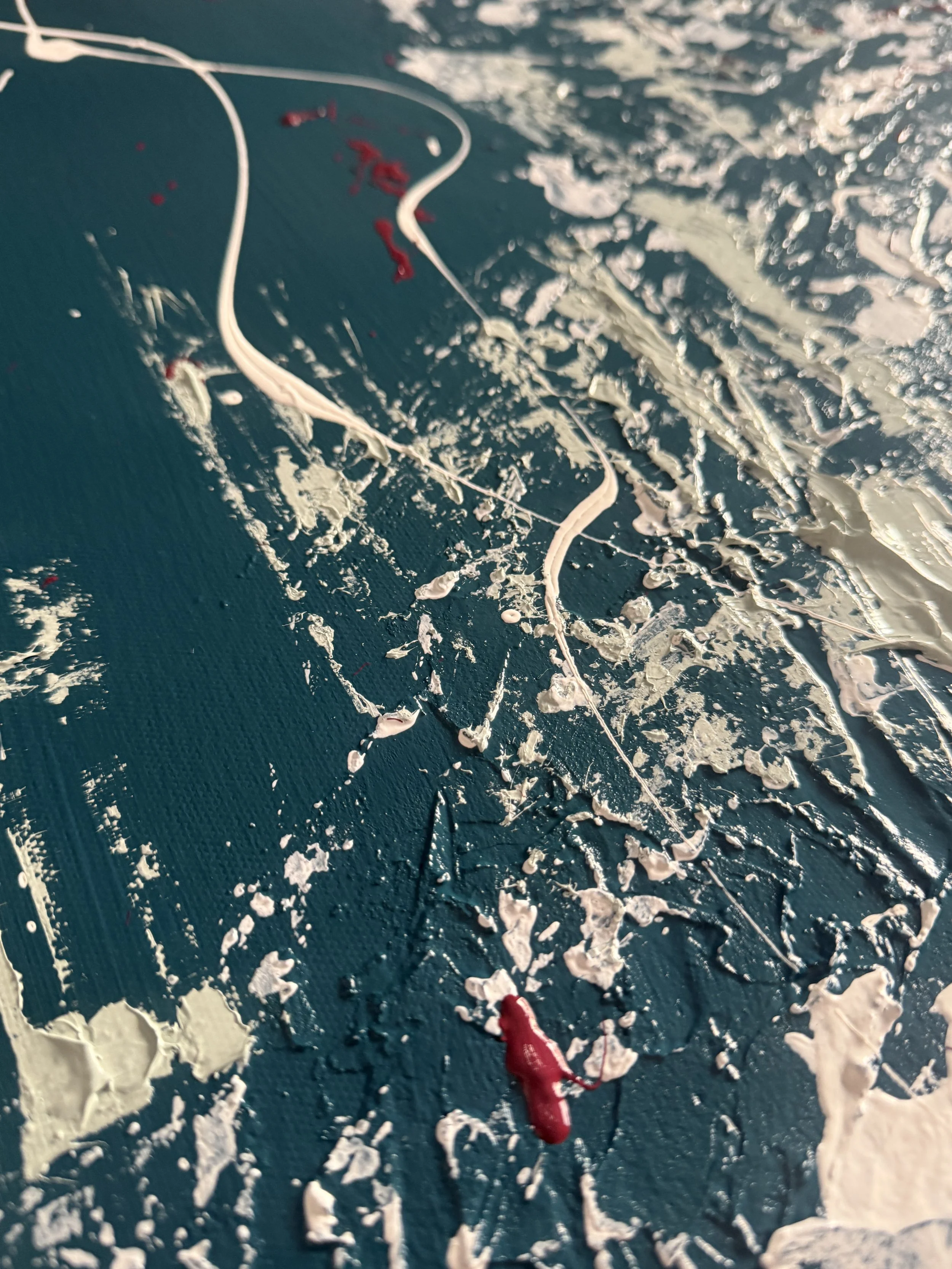 Tableau abstrait avec des traits de peinture en relief, principalement blancs, avec des touches de rouge sur un fond bleu foncé.