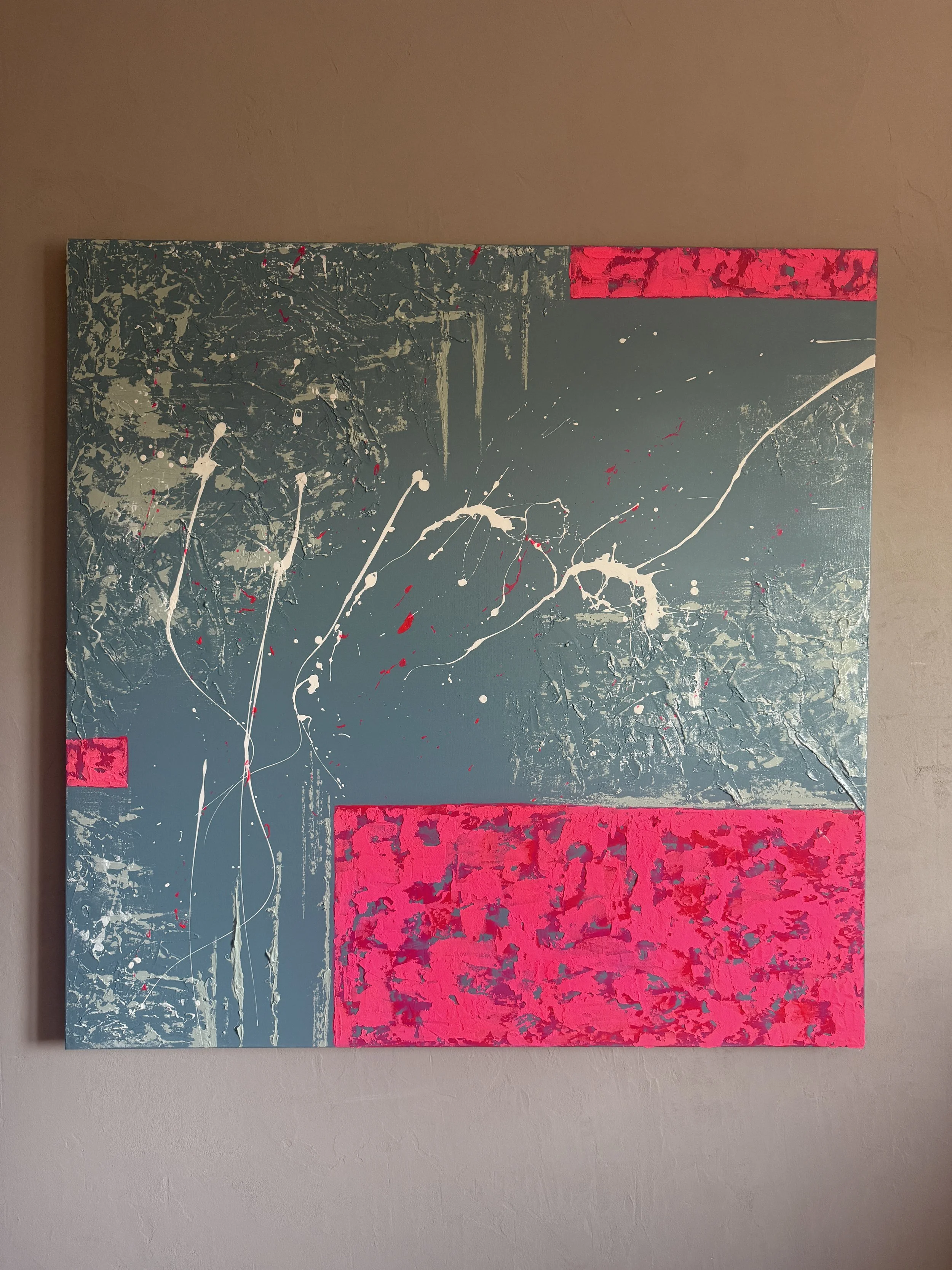 Peinture abstraite avec des taches de peinture blanche, grise, et des blocs roses sur un fond gris.