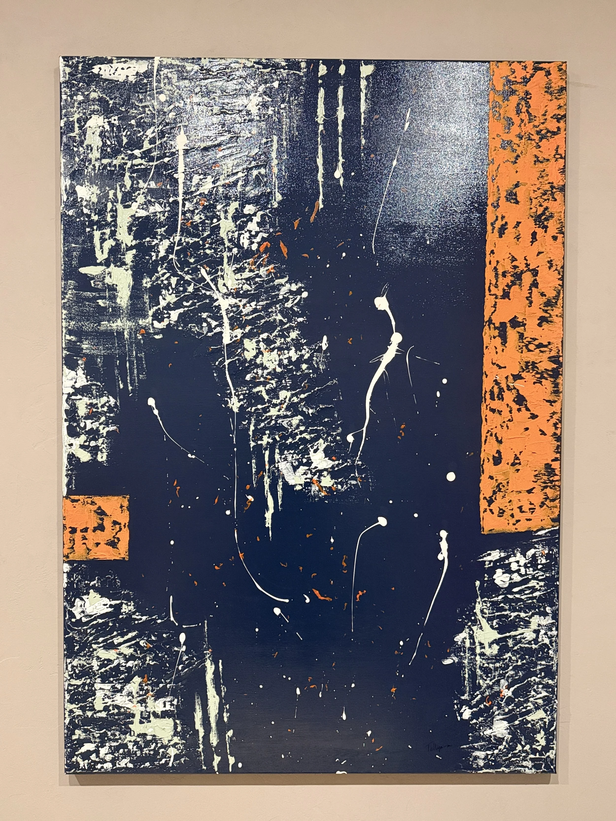 Peinture abstraite avec un fond bleu foncé, des éclaboussures de blanc et des accents orange