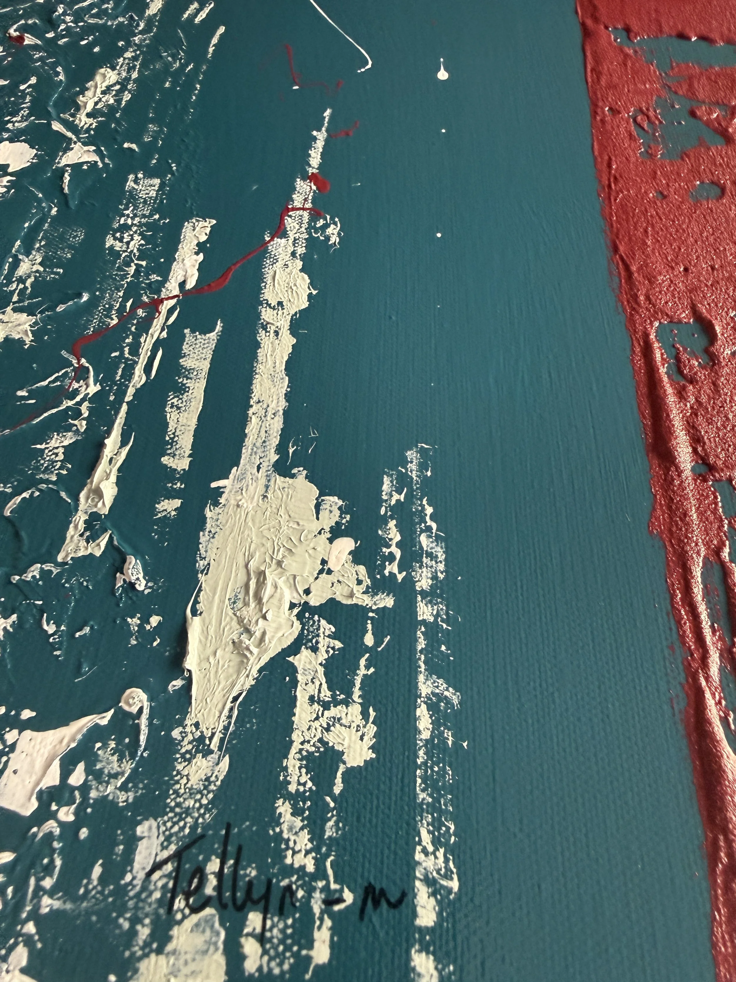 À droite, une surface rouge avec des zones écaillées. Au centre et à gauche, une peinture blanche épaisse et texturée sur une surface bleue. En bas à gauche, la signature 'Taliya S.M'.