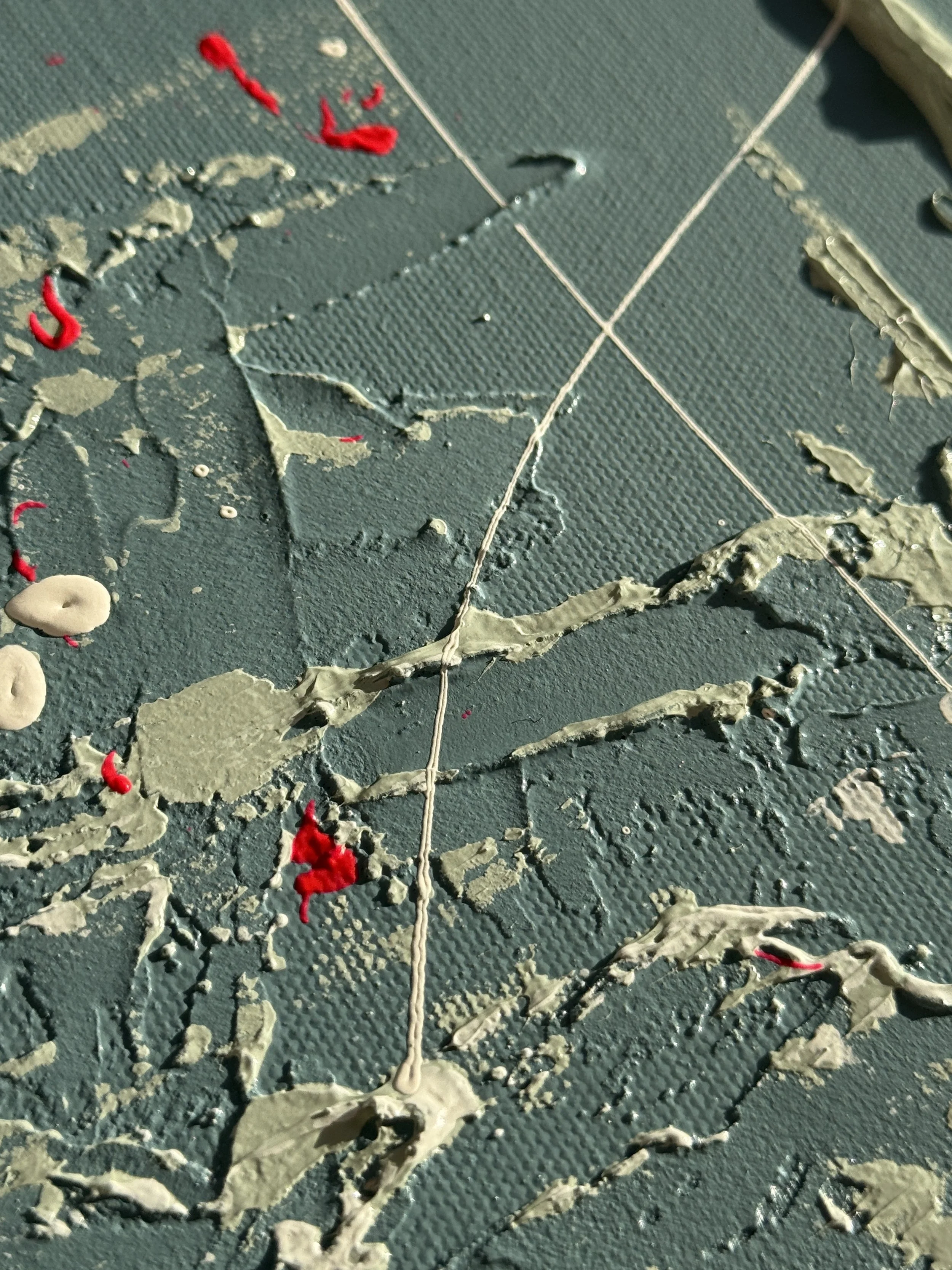 Peinture abstraite avec des textures épaisses, des éclaboussures de peinture beige crème et des touches de rouge sur une surface sombre.