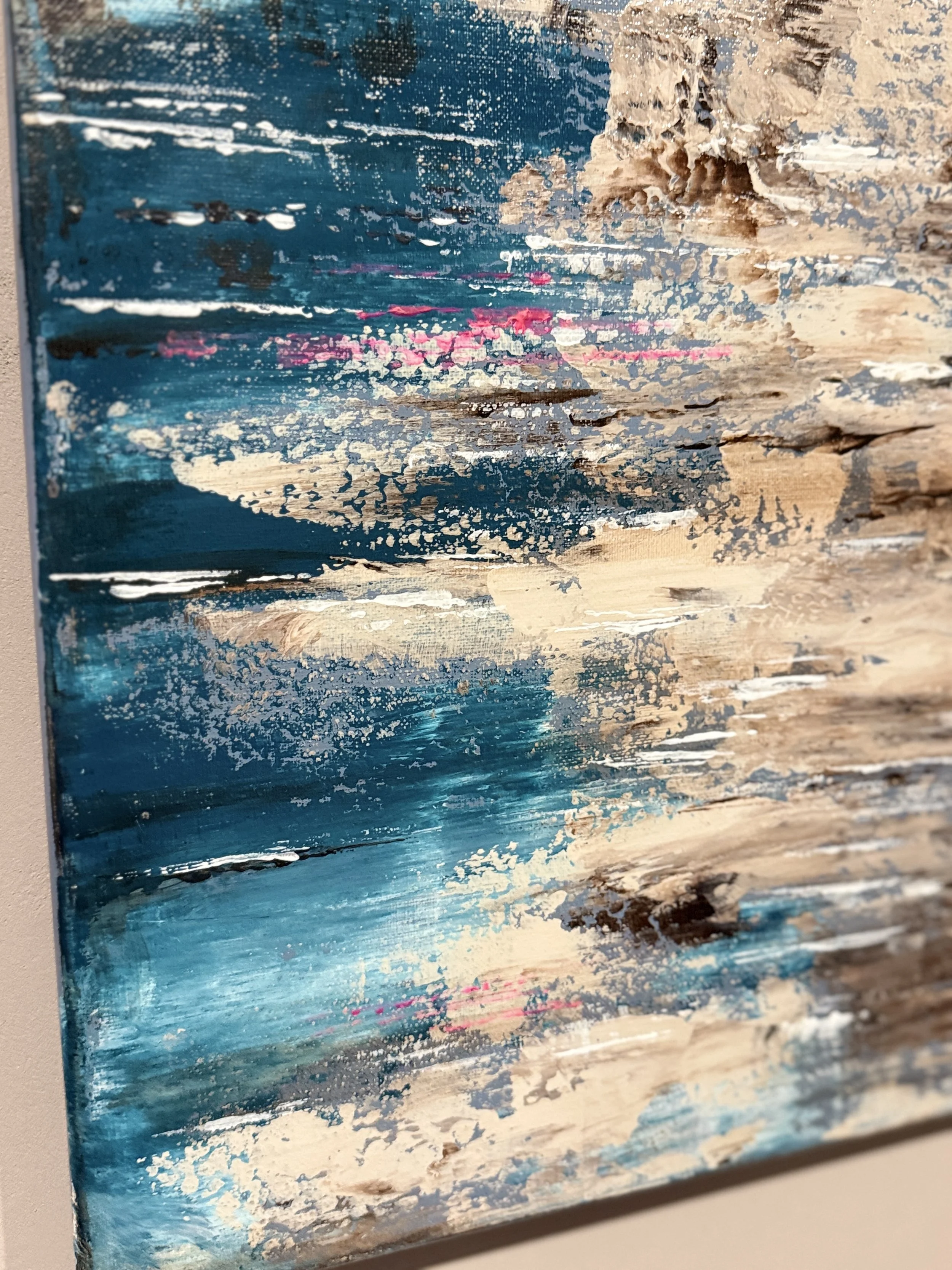 Peinture abstraite avec des touches de bleu, beige, blanc et des accents de rose, évoquant un paysage marin ou une scène naturelle