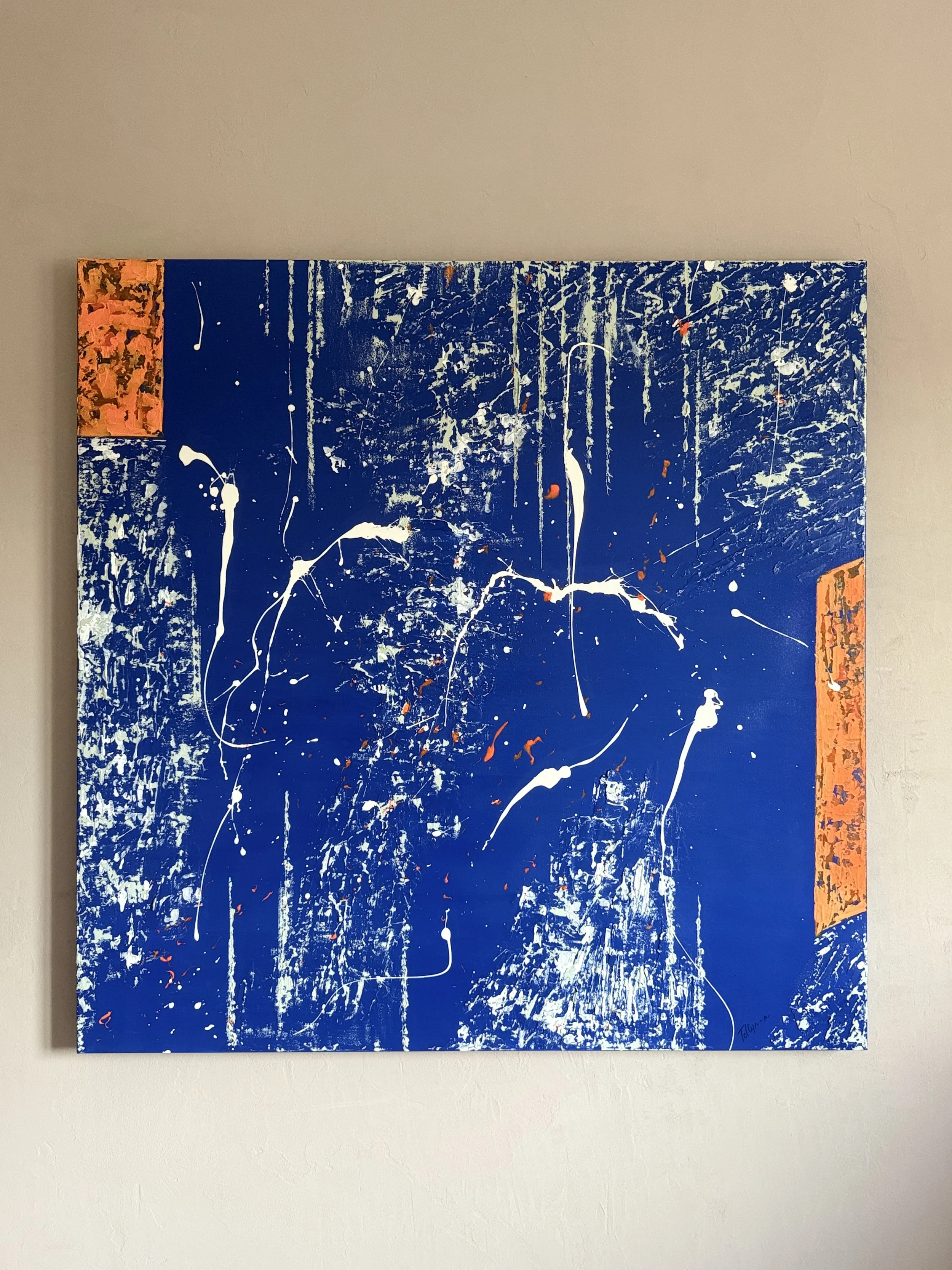 Peinture abstraite avec un fond bleu, des éclaboussures blanches et des coins orange.