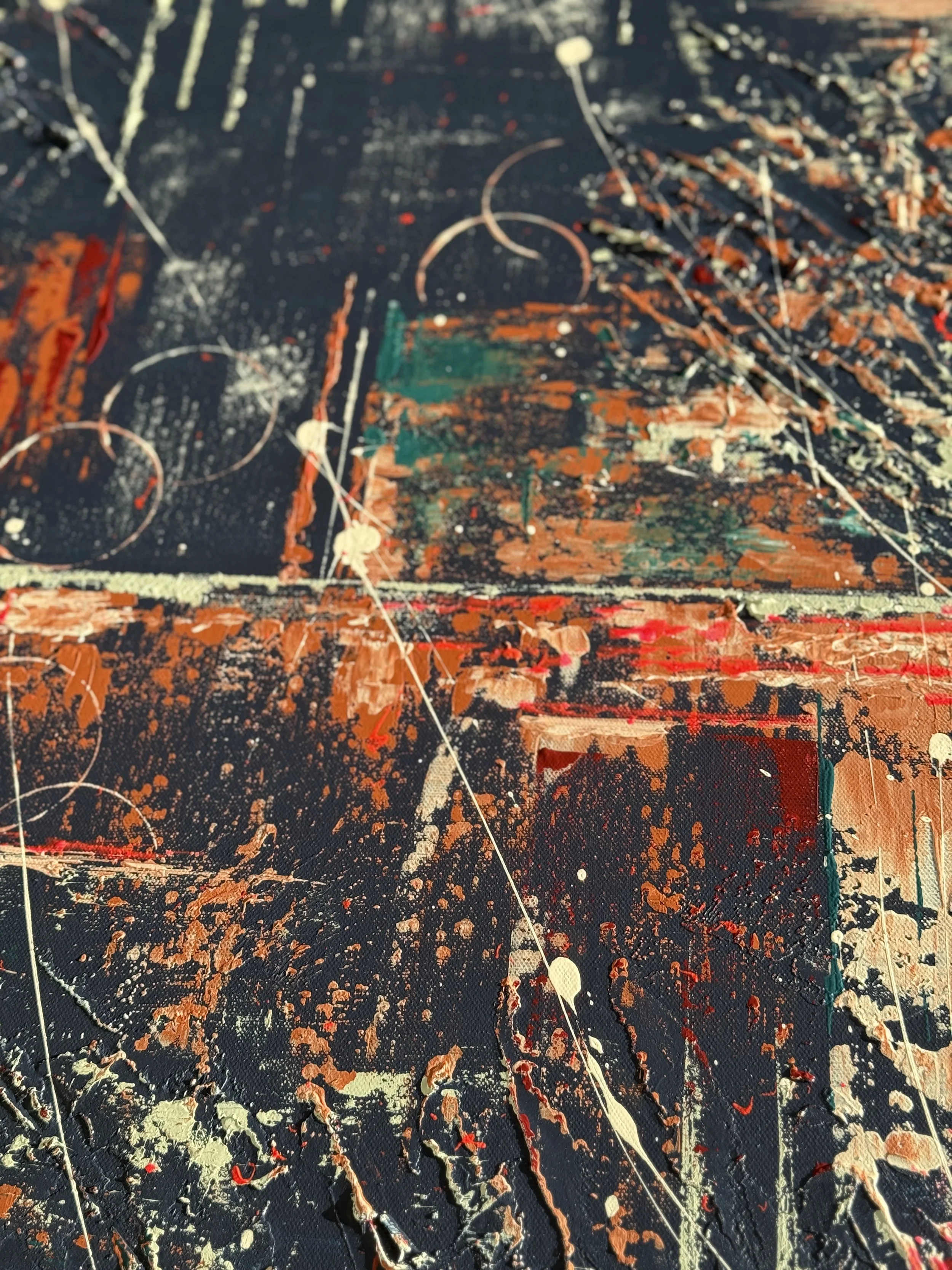 Toile abstraite avec éclaboussures de peinture en rouge, blanc, vert, et beige sur un fond noir.