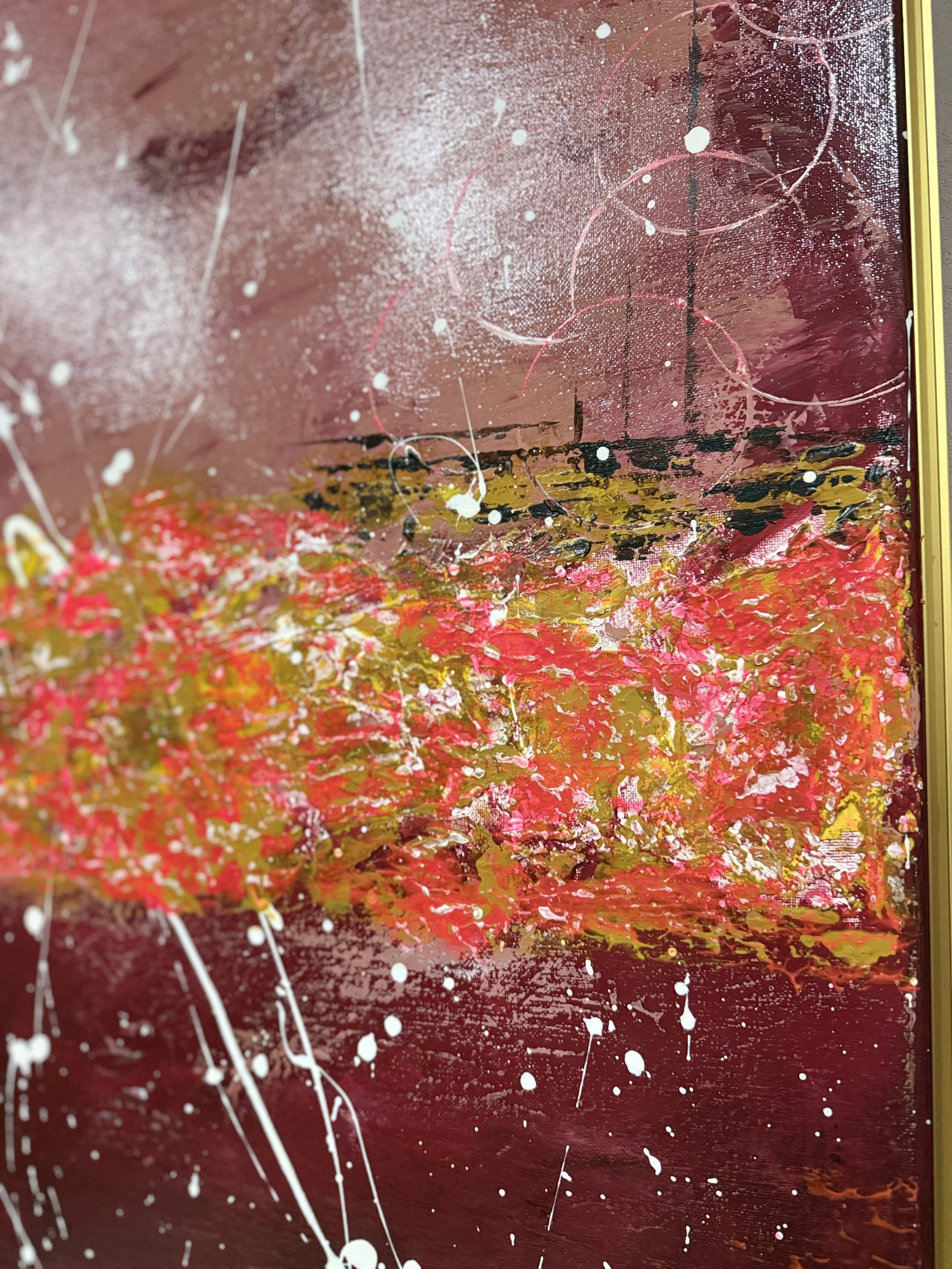 Peinture abstraite avec des touches de rouge, jaune, blanc et noir, avec des effets de éclaboussures et de cercles concentriques.