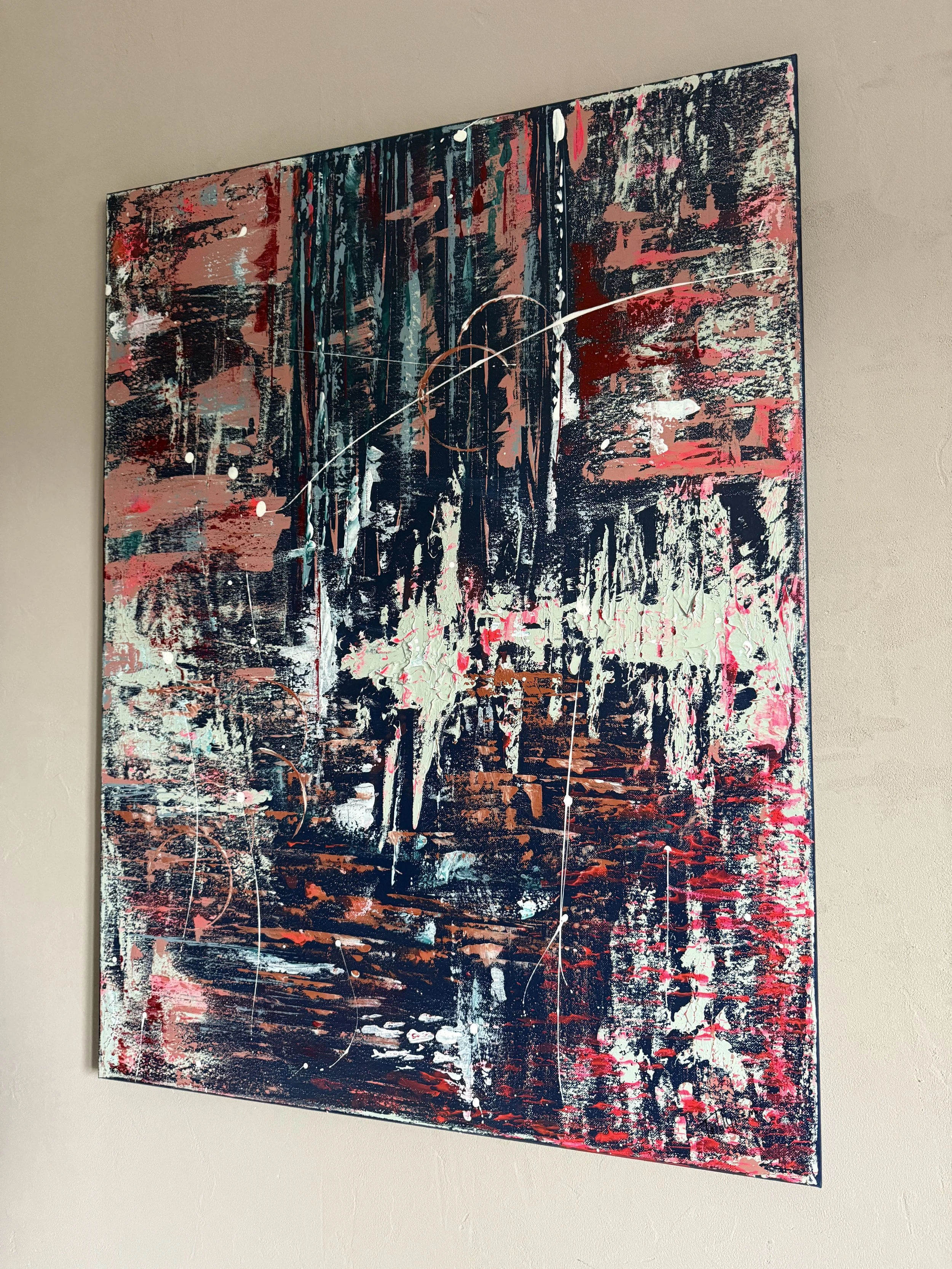 Peinture abstraite avec des touches de rouge, noir, blanc et rose, représentant un paysage urbain stylisé.