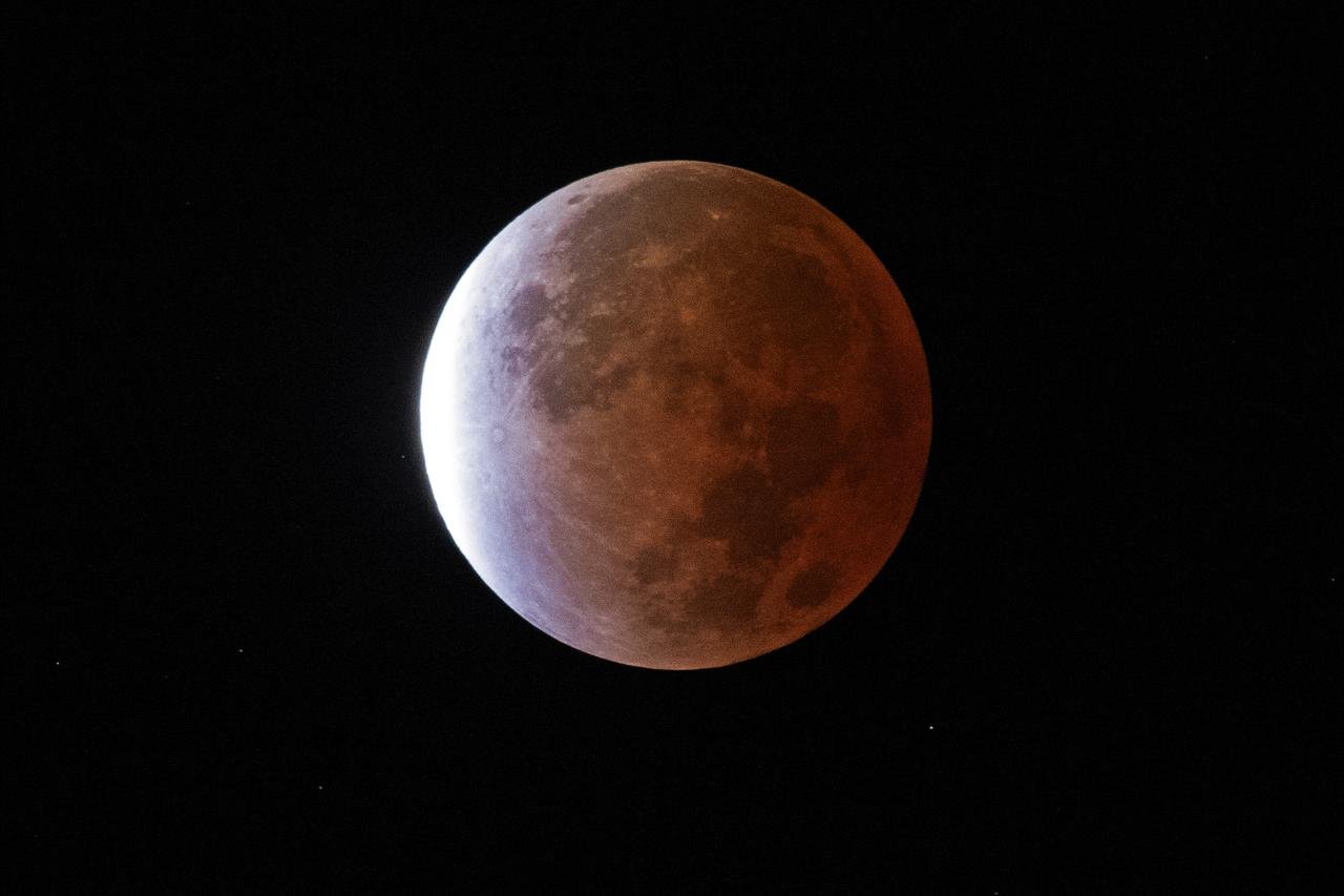 La Luna del Esturión entra a la sombra
