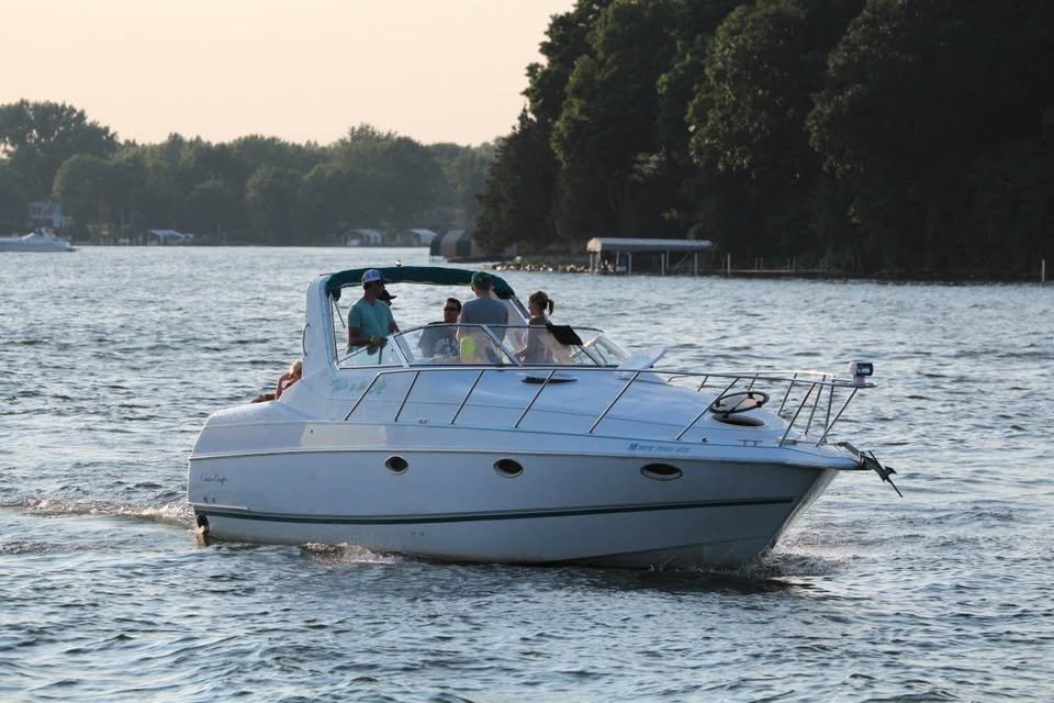1995 Chris Craft 340 Crowne - Slip Option