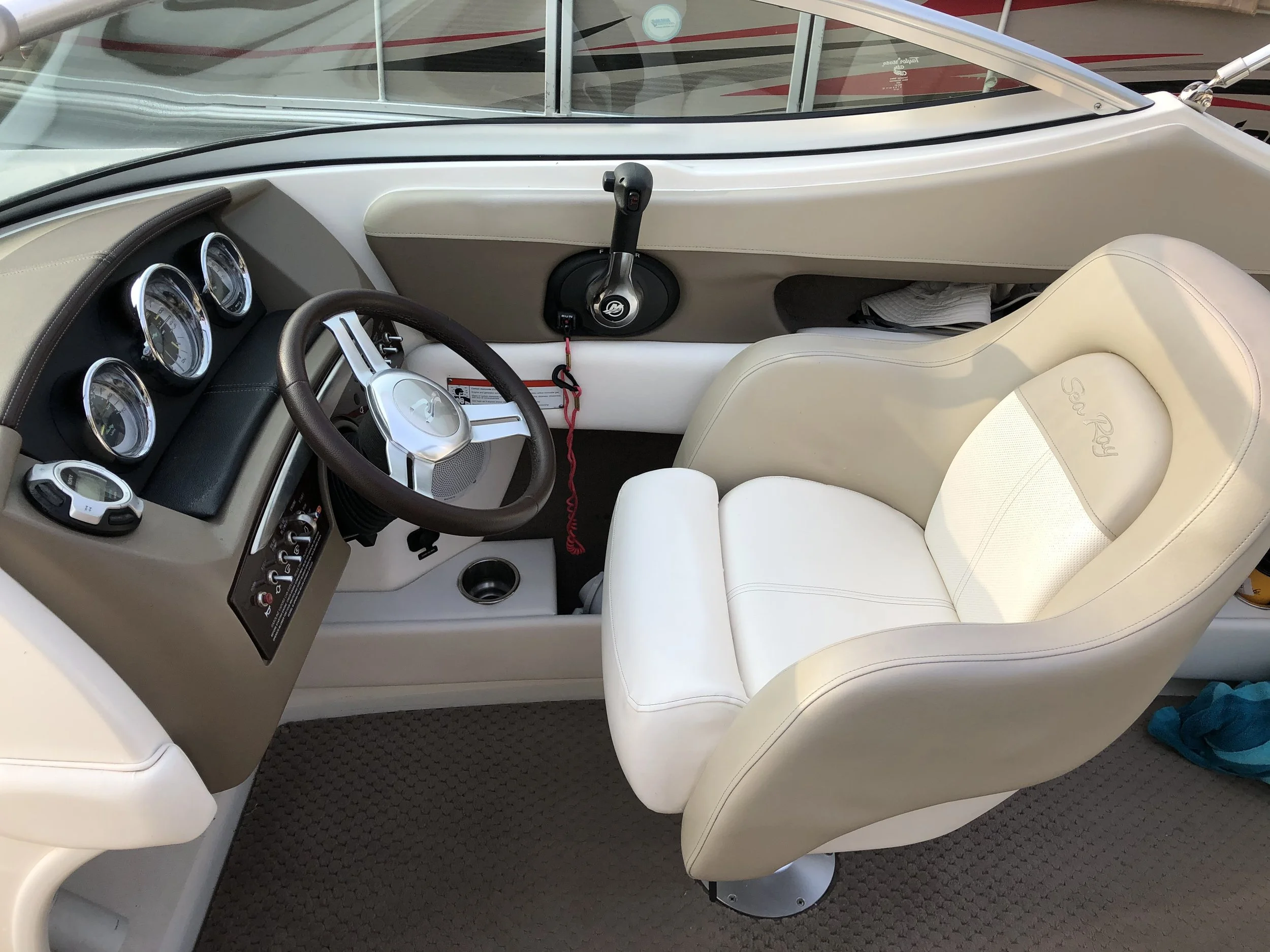 Sea Ray SLX 230 4.jpeg