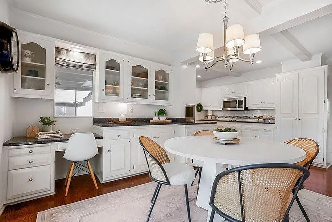 ✨ A few swaps, a little art, and a lot less clutter = a whole new vibe! 

For this home, I brought in fresh tables, layered in d&eacute;cor to match the owner&rsquo;s current colors, and decluttered the space to let the design shine. Sometimes the sm