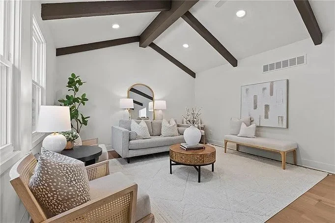 This remodel by @kcbr_design_remodel turned out incredible, and staging it was the perfect finishing touch. The soft neutrals, warm wood tones, and layered textures created just the right balance, enhancing every detail of this stunning renovation!

