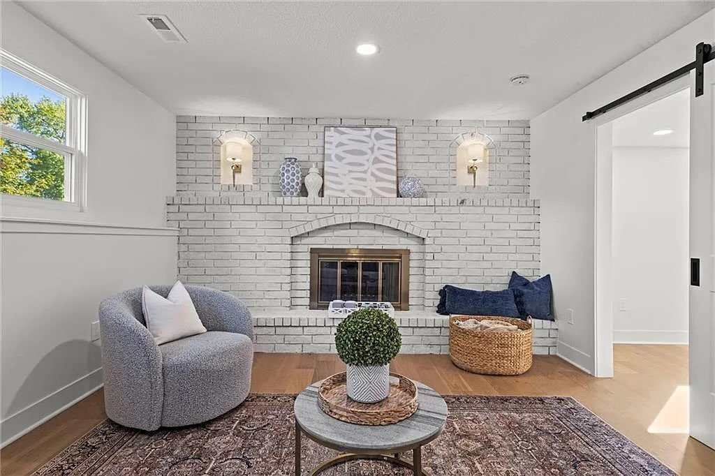 Every detail is intentional, from the textures to the tones. We love creating a space that feels calm, warm, and instantly welcoming. 

Staging truly transforms the buyer experience ✨
.
.
.
#staging #stagingtosell #stagingsells #homestagingworks #sun