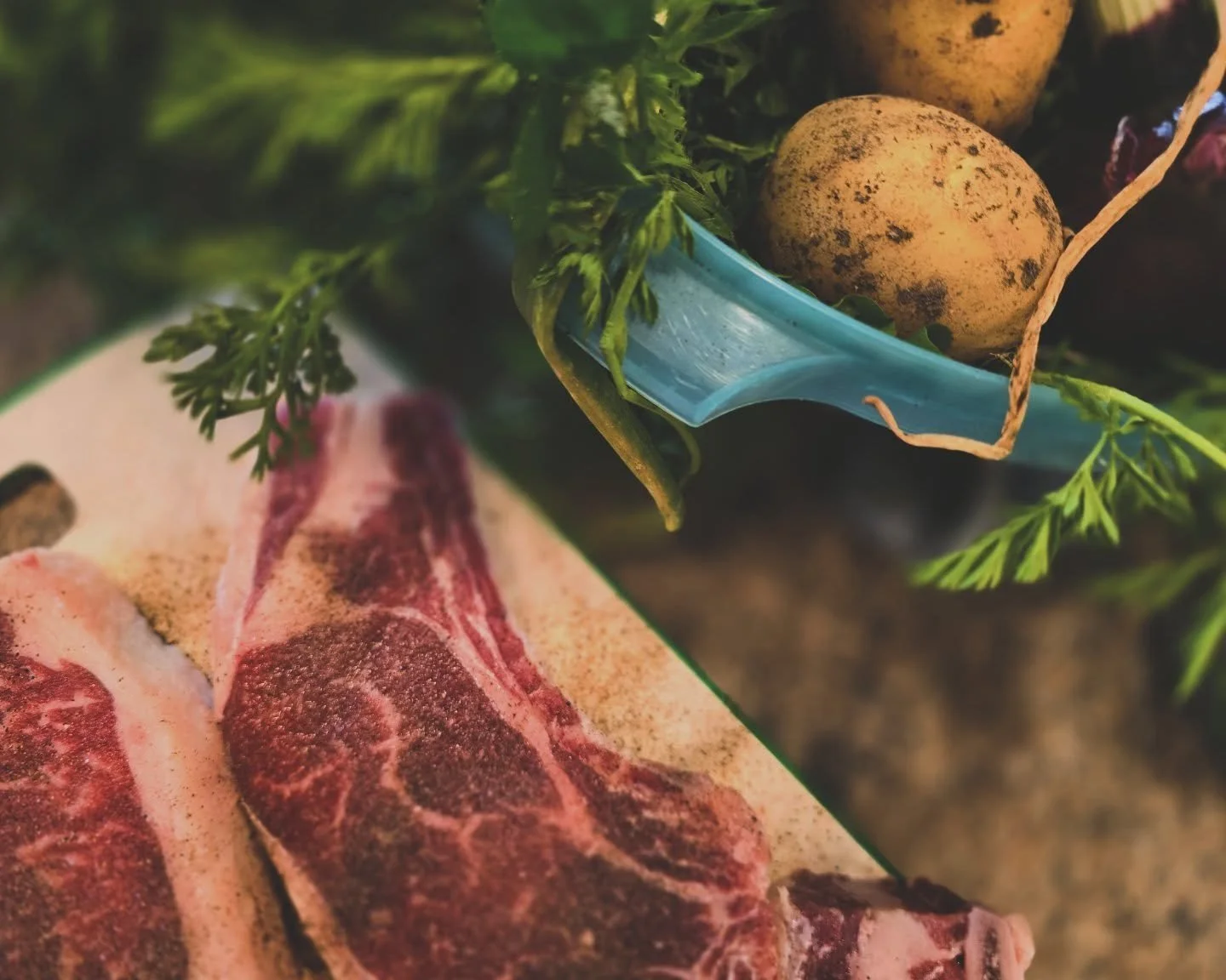 🥩🥩🥩🥩Everything tastes better homegrown 😋 
Picked potatos 🥔  carrots 🥕  and onions 🌰 straight from our garden, and some good rib steaks to go with, also raised on the farm 😋 

➡️🥩 Wanna grab one of our butcher boxes and have some homegrown b