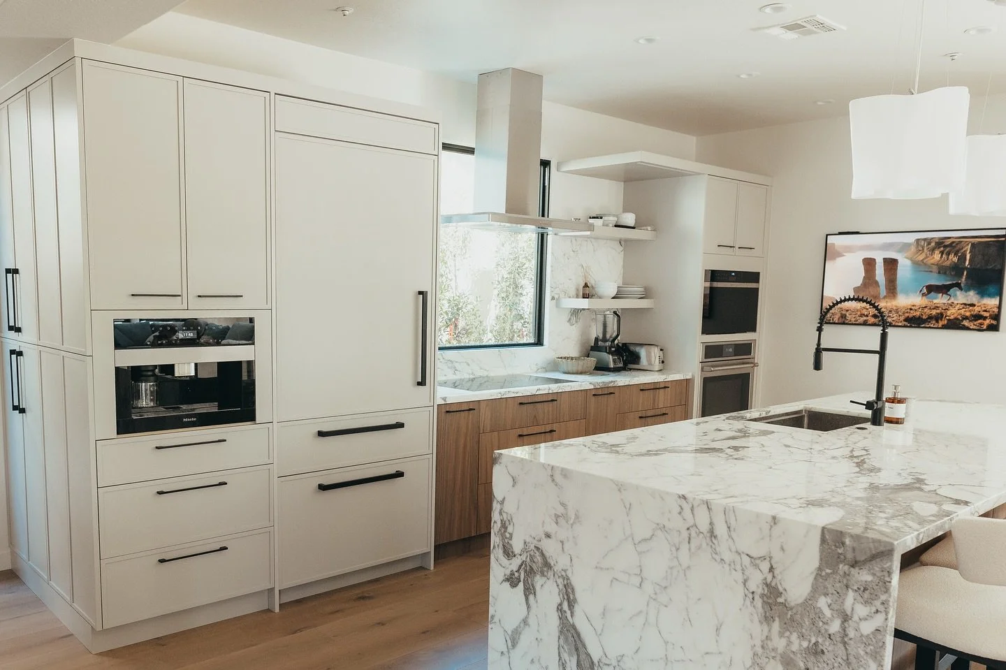This one turned out so nice 😍 Frameless cabinets with custom flyover shelves and vertical grain toe kicks to match. 

📍 Scottsdale, AZ

#phoenixcabinetcompany #phoenixcontractor #phoenixinteriordesigner #kitchenremodel #kitcheninspiration #phoenixr