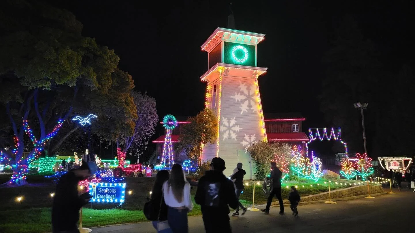 When memory lane turns into candy cane lane ☃️🎄🎅🏻 
#EarlyHolidayCheer #SantaCruzCountyLights #HallmarkVibesInJuly #sccholidaylights #santacruz #watsonville #aptos #capitola #salinas #morganhill #santacruz #gilroy #sanjuanbautista
