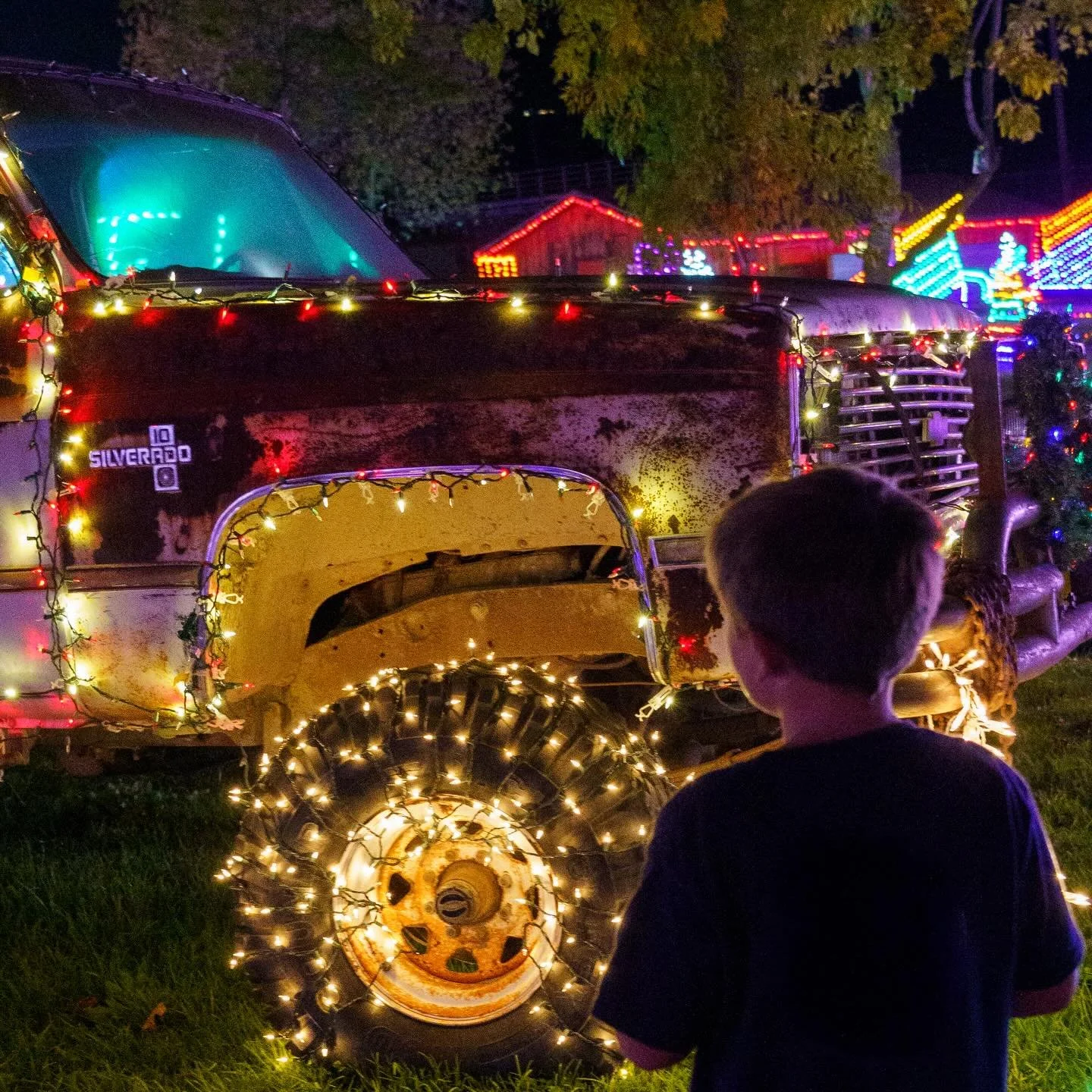 There&rsquo;s just something magical about walking through the glow of our holiday light displays ✨ Join us this Friday &amp; Saturday, December 5&ndash;6, for a night under the lights and a visit to the Holiday Craft &amp; Gift Fair! 🎄 Stroll, shop