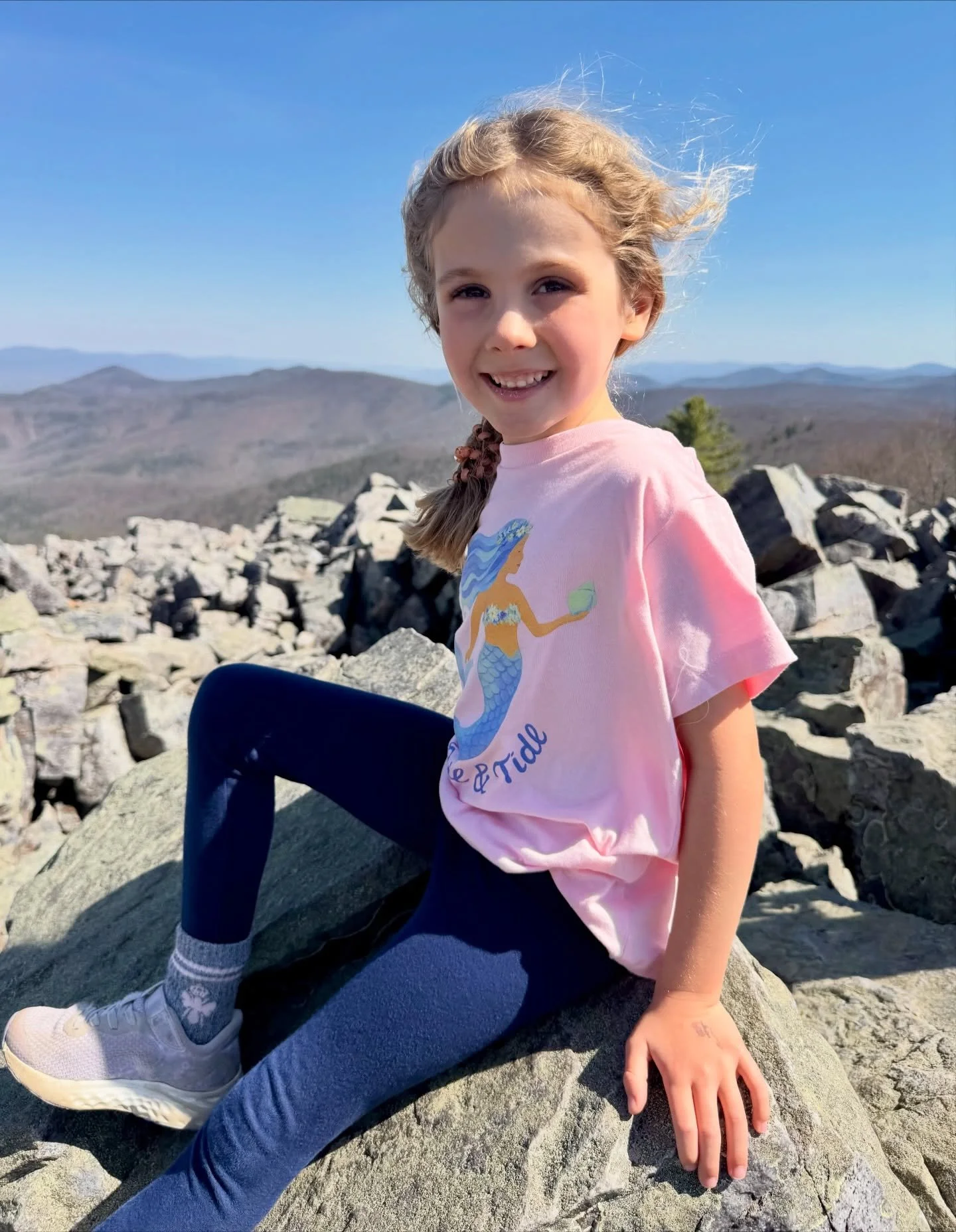 A mermaid living her best trail life ⛰️

#trailandtide #trailandtidekids #mermaidmagic #littleexplorers #outdoorkids