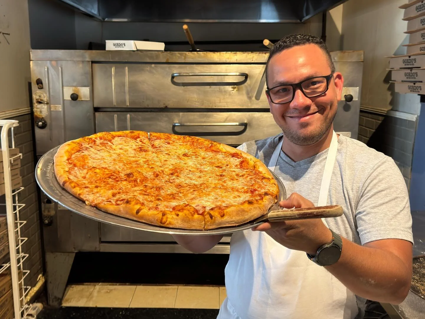 Fresh Pizza and smiley faces!! Come and join us at Gordos.  #pizza #duluthga