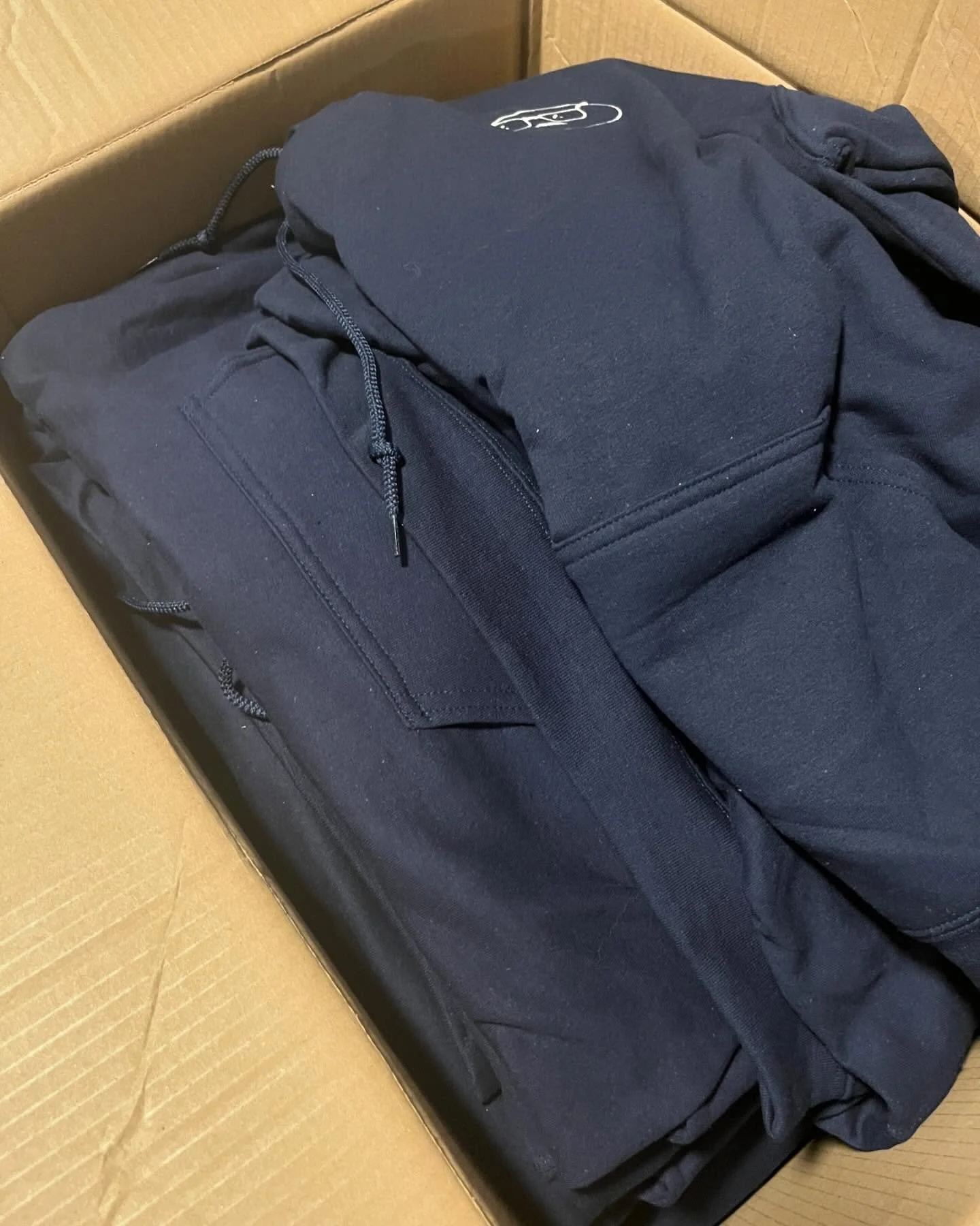 Ils sont finalement arriv&eacute;s !!!!!!!
Apr&egrave;s plus de 4 mois &agrave; planifier ces hoodies, on les as finalement re&ccedil;us !