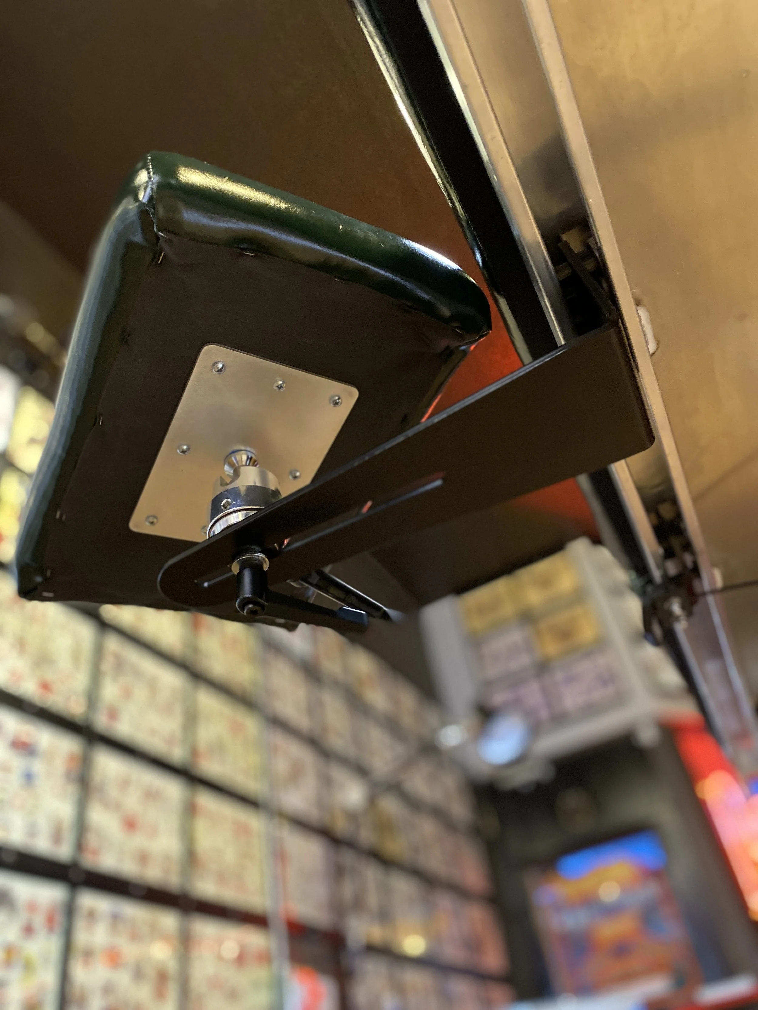 Hydraulic tattoo table armrest