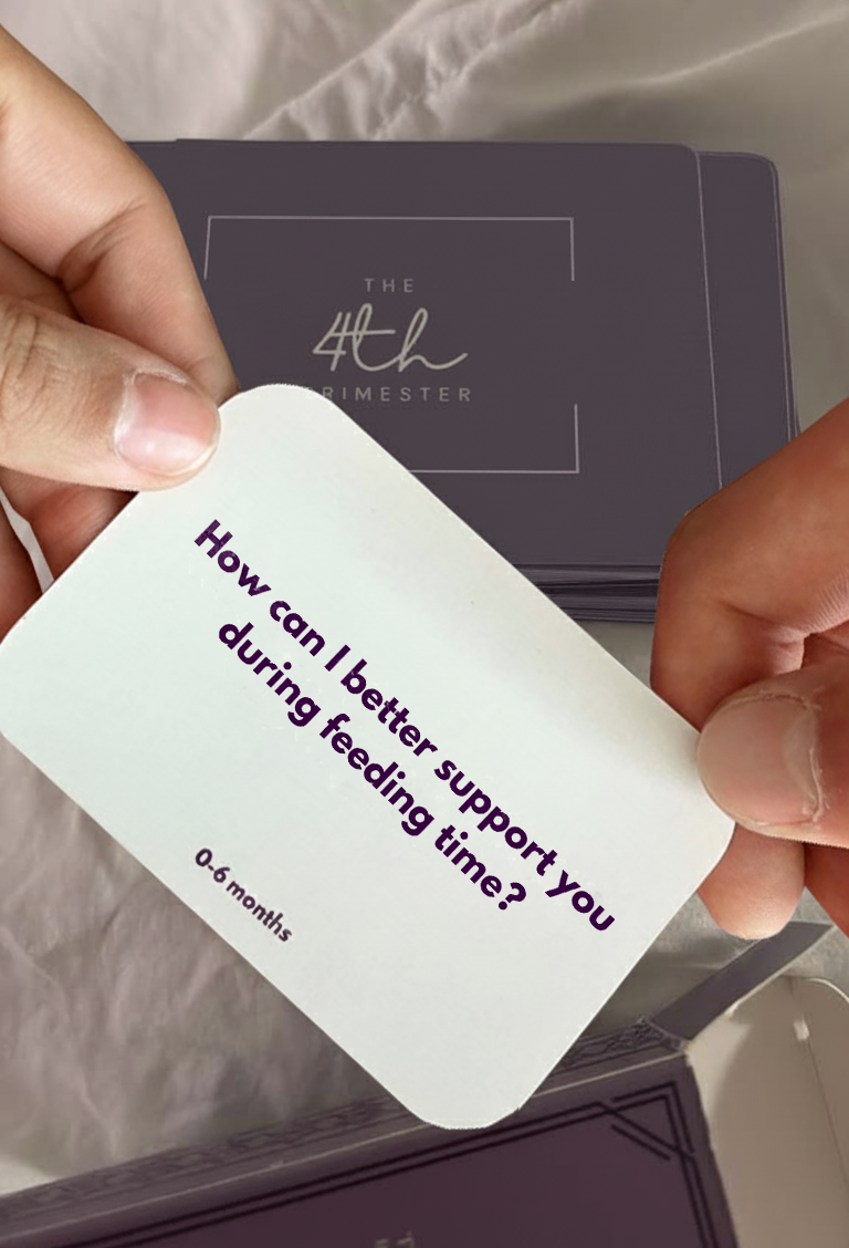 A person holding a card that asks, 'How can I better support you during feeding time?' for a baby aged 0 to 6 months, with a box in the background labeled 'The 4th Bimester'.