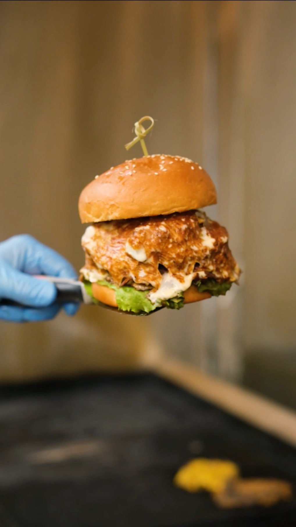 Smoky. Juicy. Unforgettable. 🍔🔥
Burger Zoghali isn’t just food, it’s a full-blown flavor experience. Are you ready for the first bite?
#burgerzoghali #burger #burgerlover #bun #burgerbun #برگرذغالی #charcoalburger #برگرذغالی