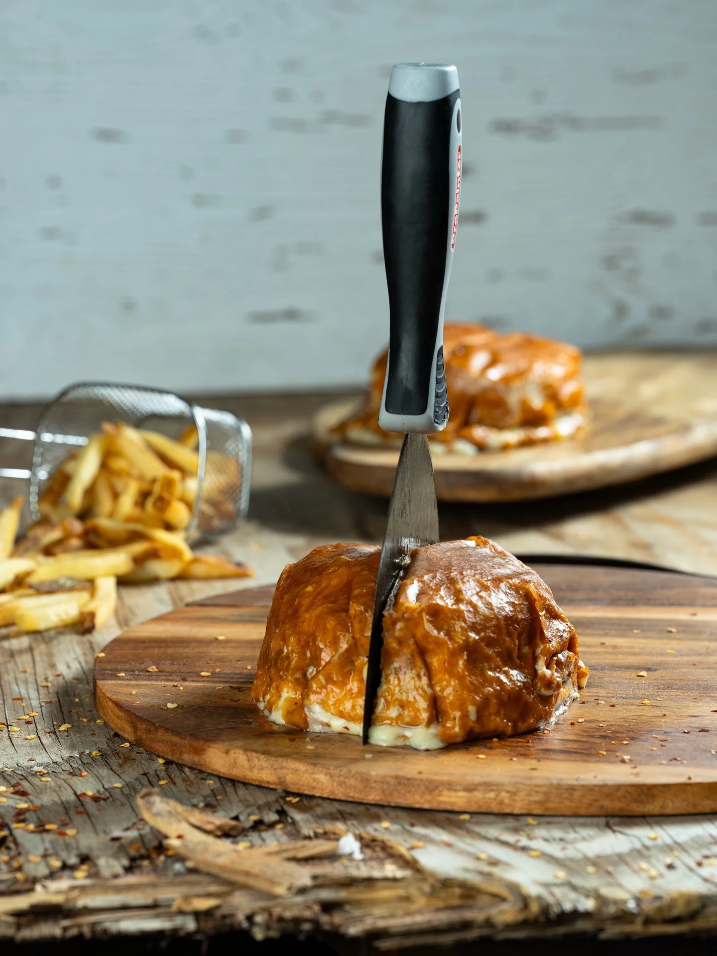 Bite into the smokiest, juiciest burger of your life, only at Burger Zoghali! 🔥🍔

#burger #burgerzoghali #burgerlovers #burgers #burgerheaven