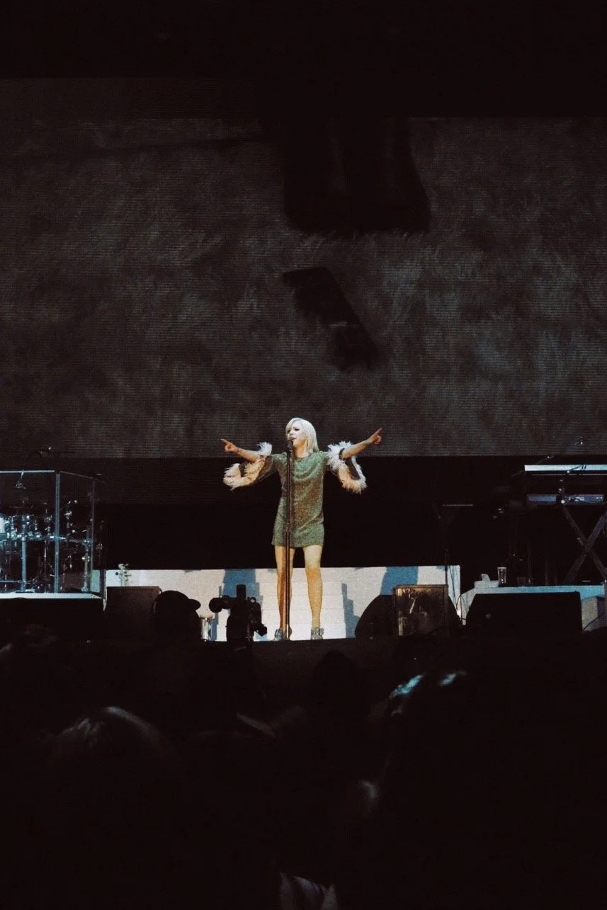 Carly Rae Jepsen Singing 'Call Me Maybe'