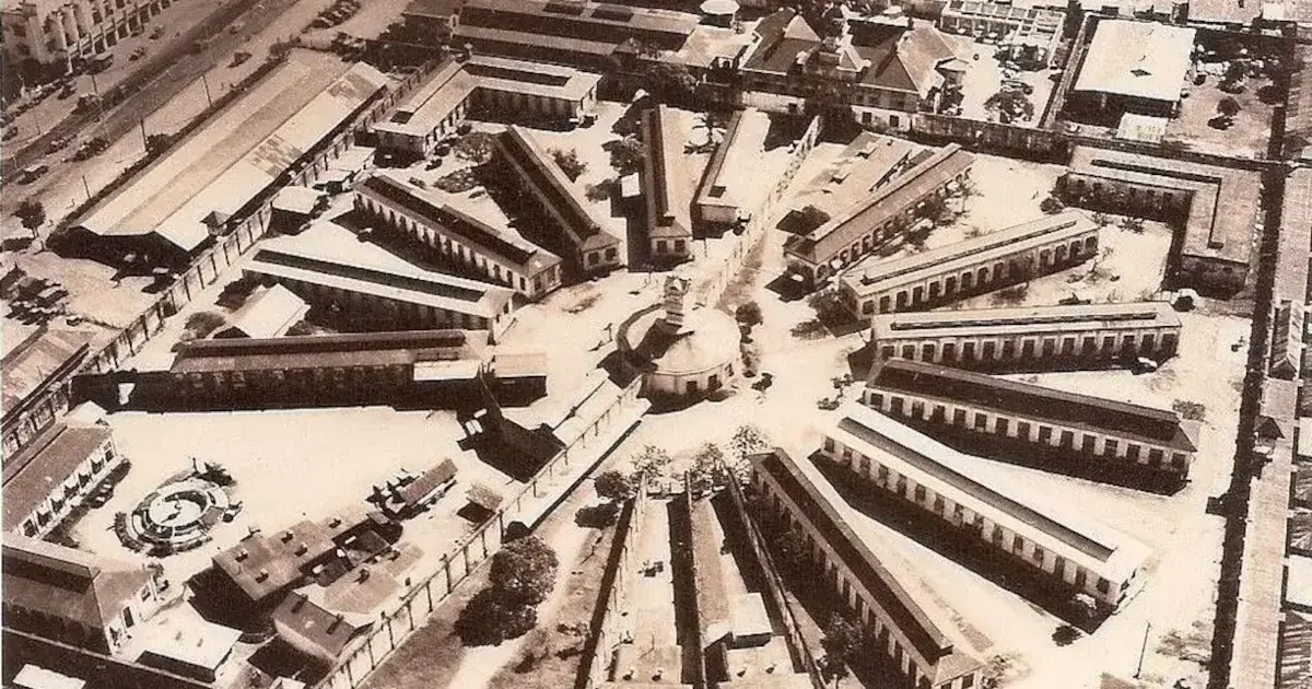 Aerial view of the original layout of the Hollywood Historic Hotel, featuring multiple elongated single-story buildings arranged in a circular pattern around a central round building, with surrounding structures and open spaces.
