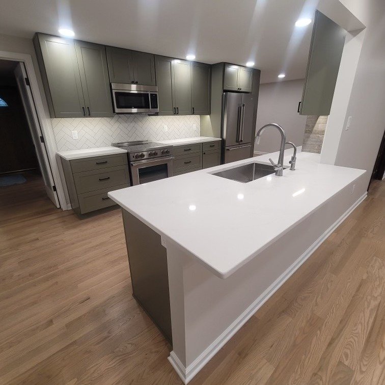 Modern kitchen island with undermount sink and white quartz countertop – Tampa kitchen update