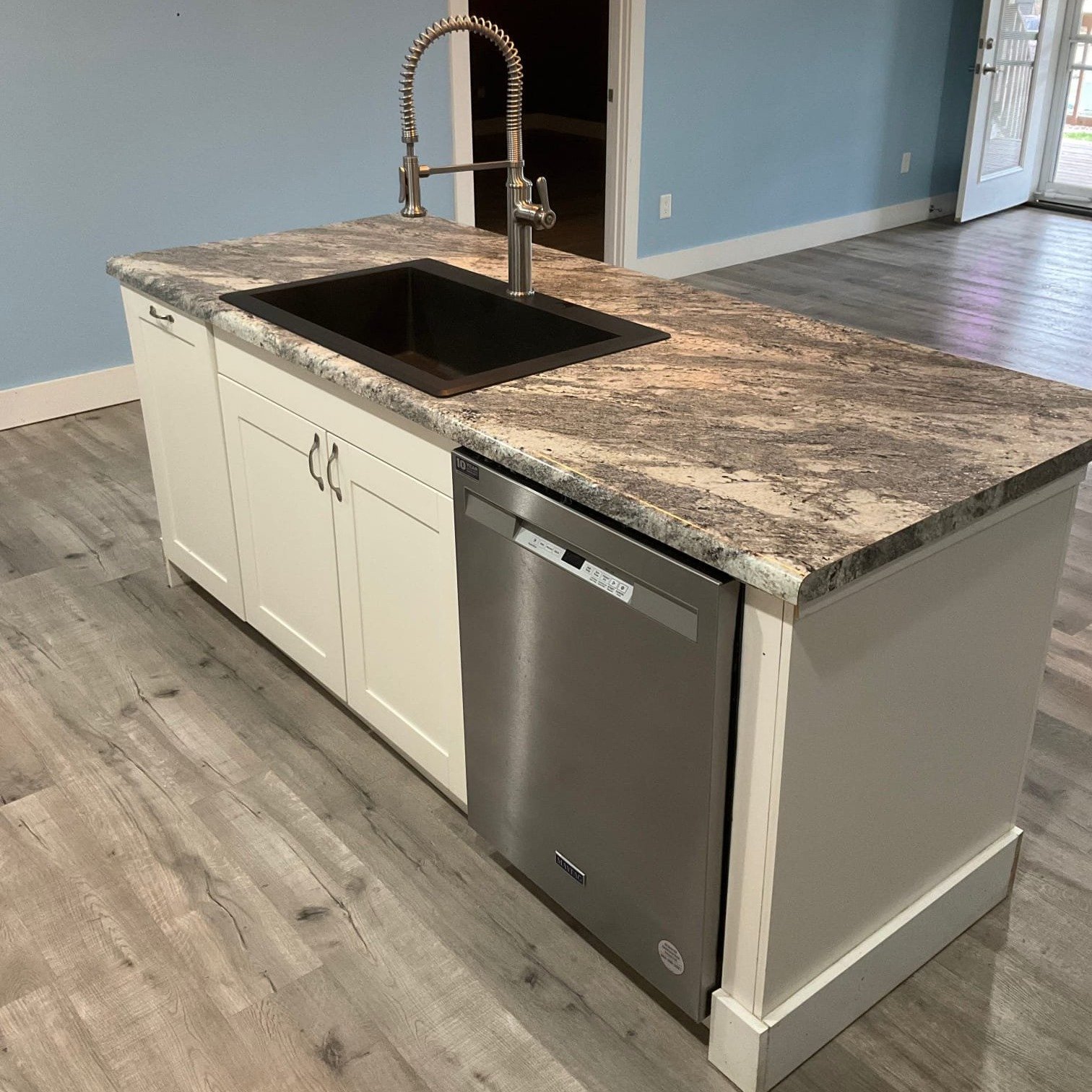 Kitchen island with granite-look top, stainless dishwasher, and black sink – Tampa remodel