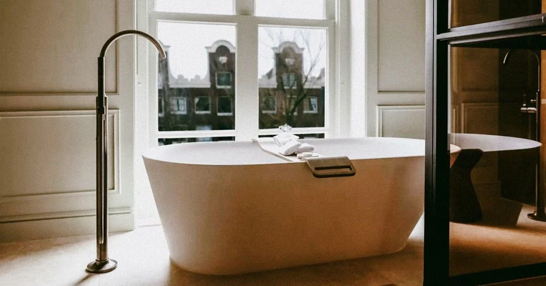 A new chapter of elegance in Amsterdam🌷🇳🇱 Set within the historic Palace of Justice, the Rosewood Amsterdam blends Dutch heritage with Rosewood's premium style. Located right along the canals, you'll find a private courtyard garden, an indoor pool