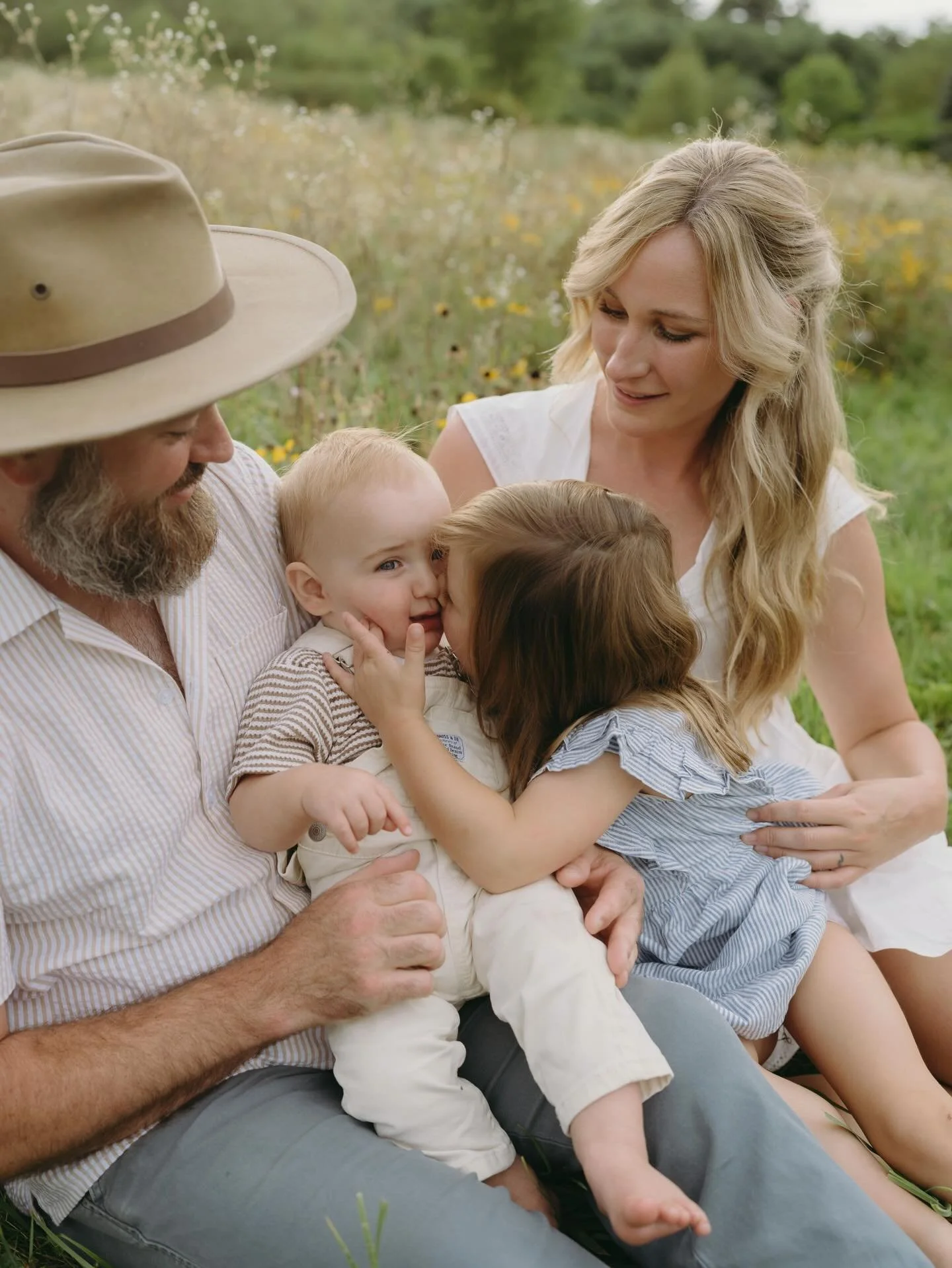 Bless this mess. Grateful for the journey and to have each and every one of you here for it 🥹🫶🏻 Happy Thanksgiving to all 💗
📸 @lexifosterphotography
