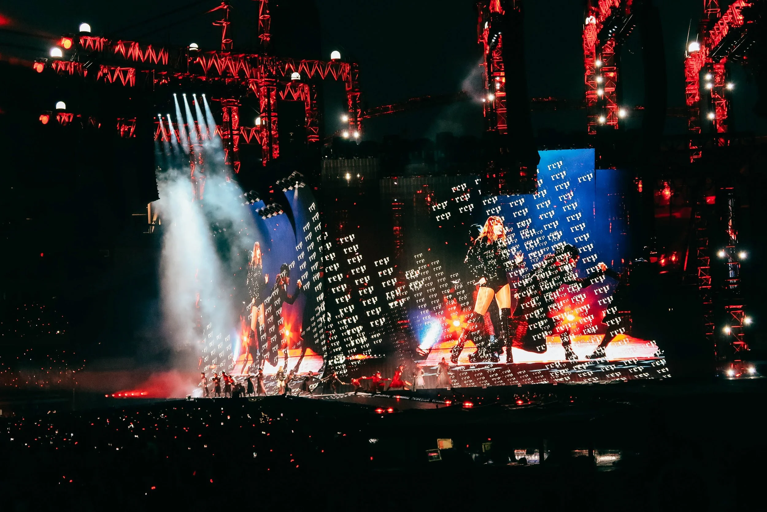 tay58-reputation-stadium-tour-soldier-field.jpg
