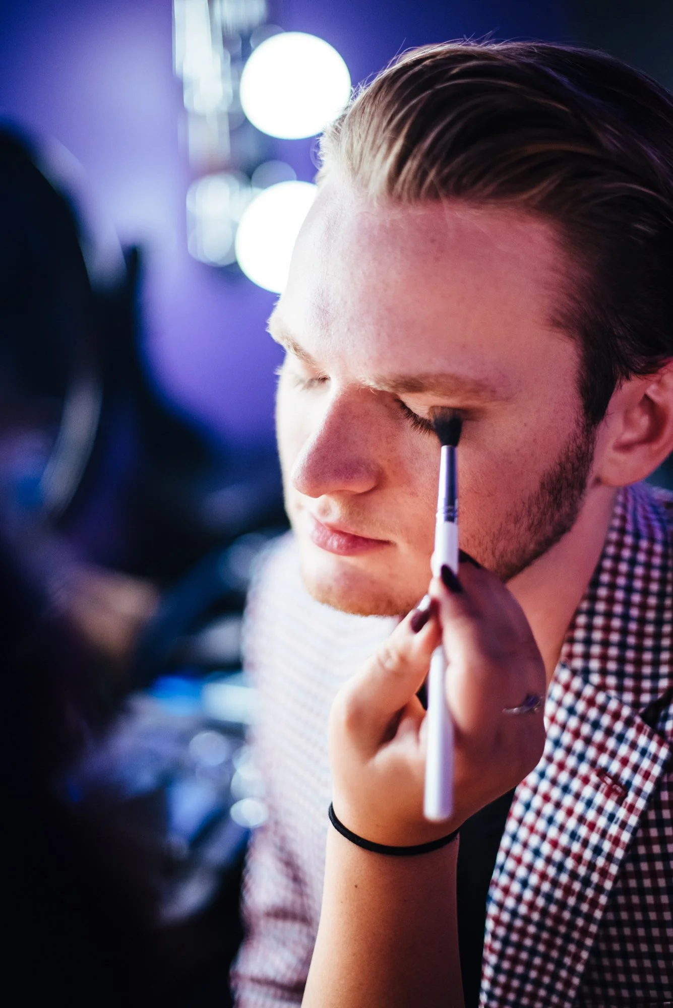 BT207-man-putting-on-eyeshadow.jpg