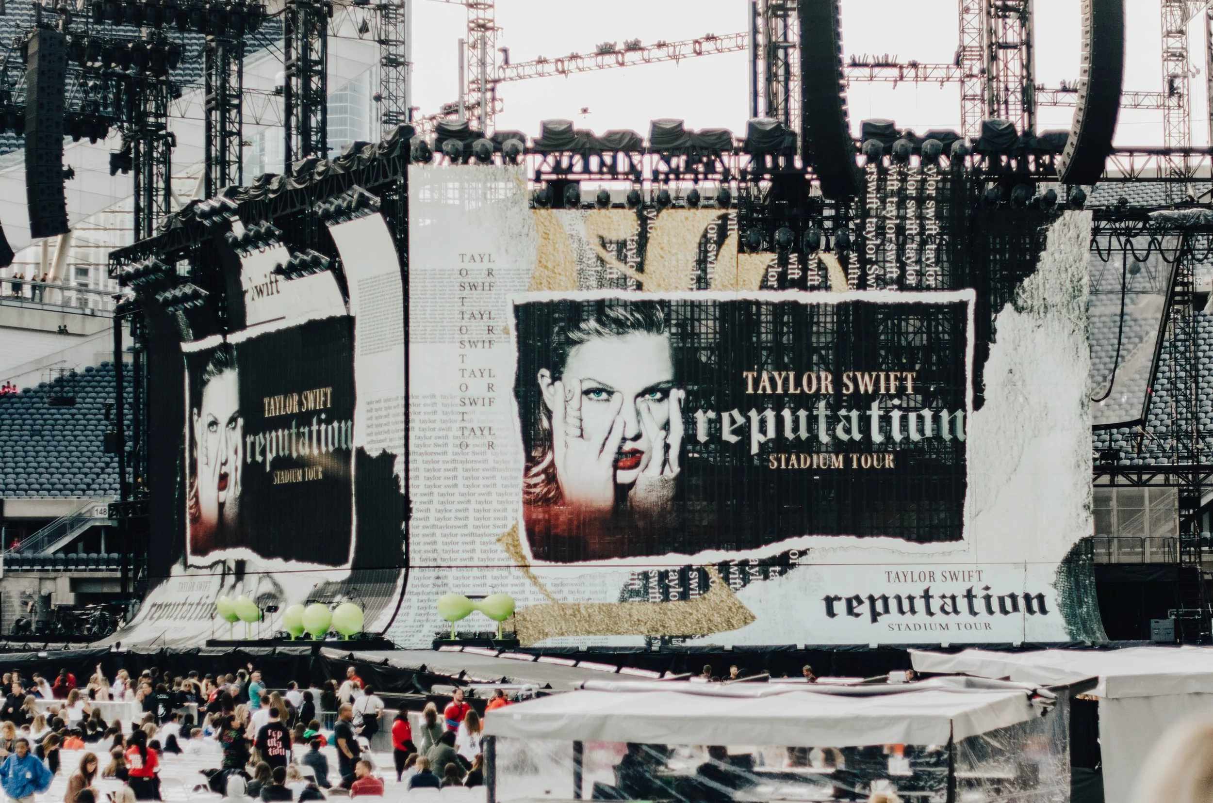 tay79-reputation-stadium-tour-soldier-field.jpg