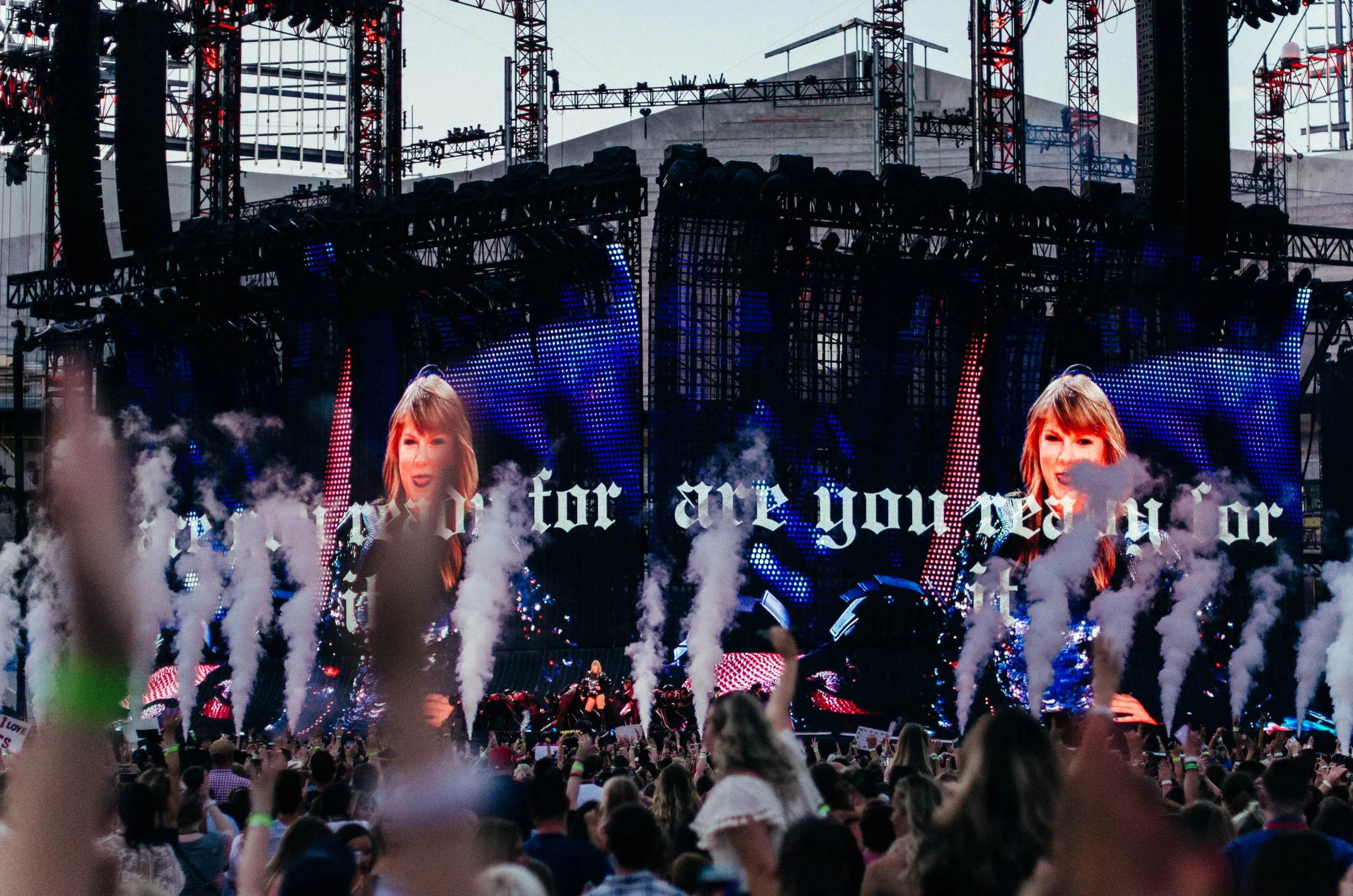 tay96-reputation-stadium-tour-stage-taylor-swift-louisville.jpg