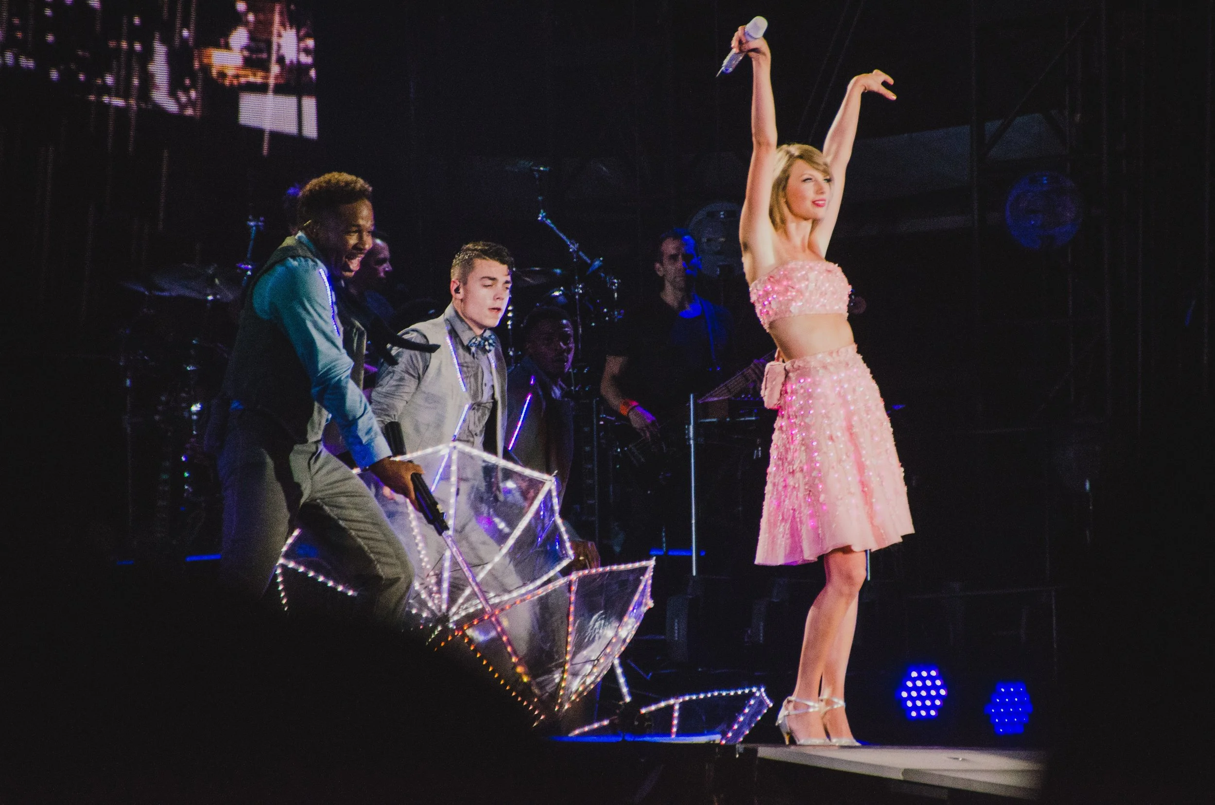 tay32-taylor-swift-1989-world-tour-live-hygtg.jpg