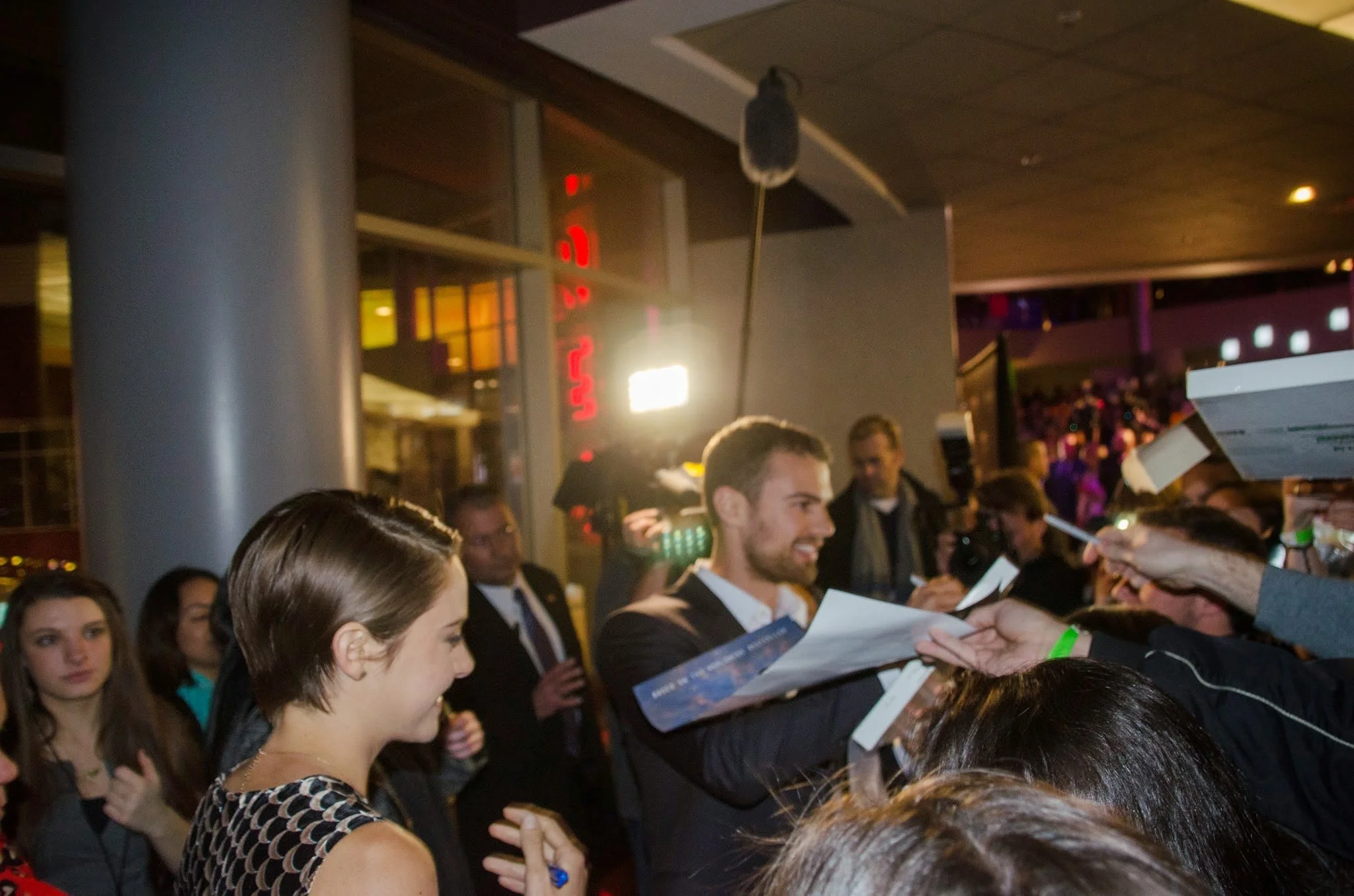 div5-theo-james-chicago-divergent-premiere.jpg