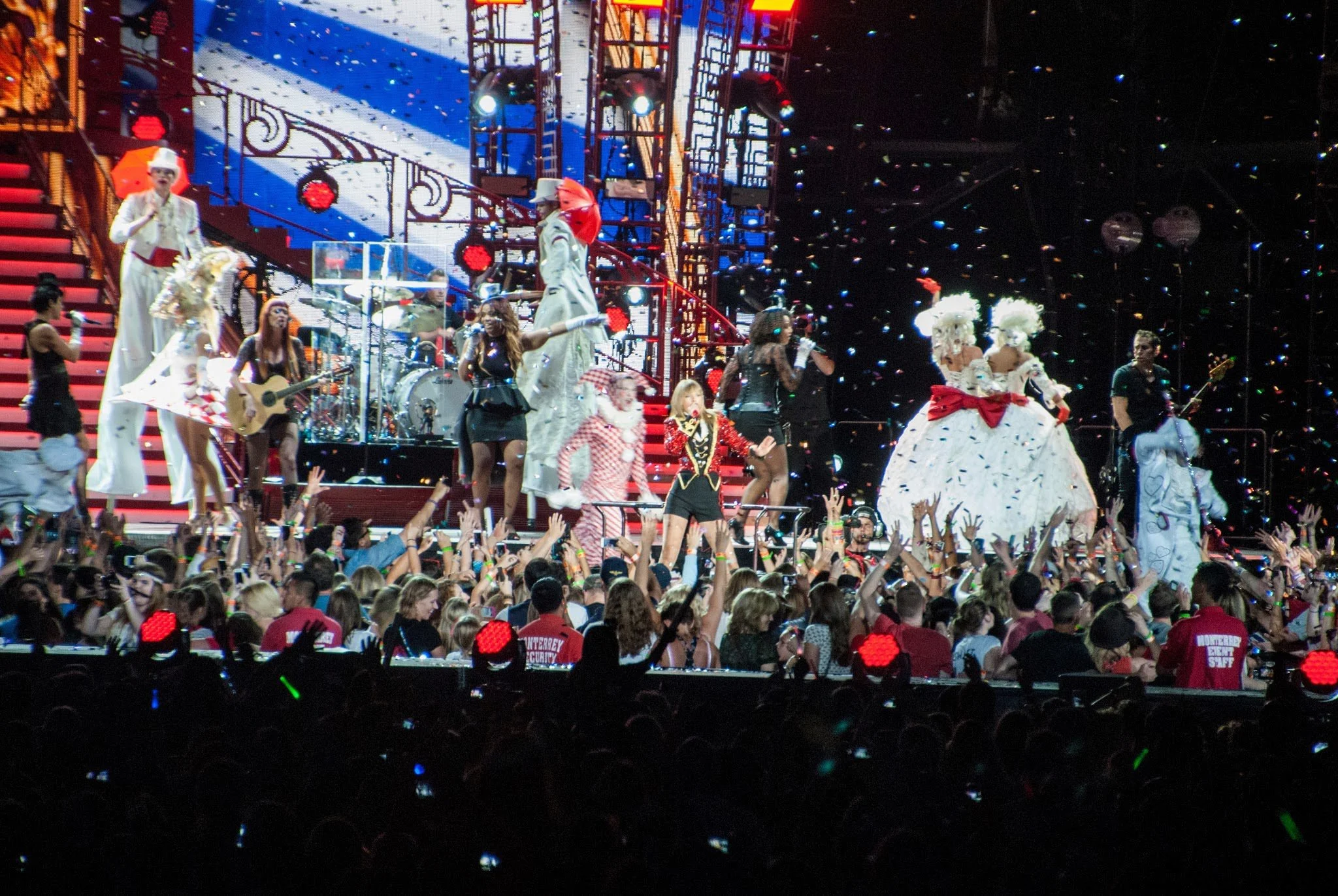 tay18-taylor-swift-red-tour-soldier-field-wanegbt-circus.jpg