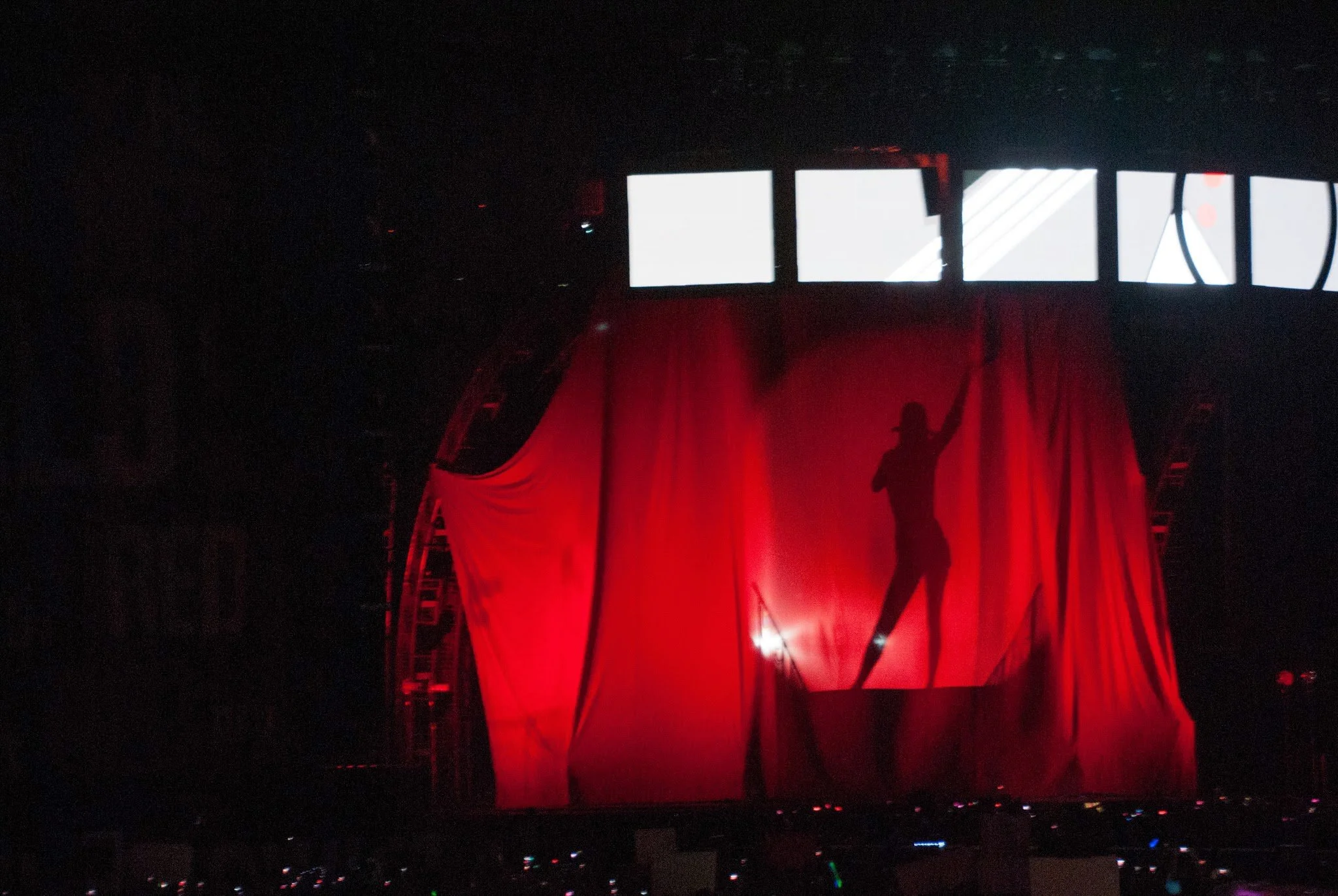 tay4-red-tour-curtain-intro.jpg