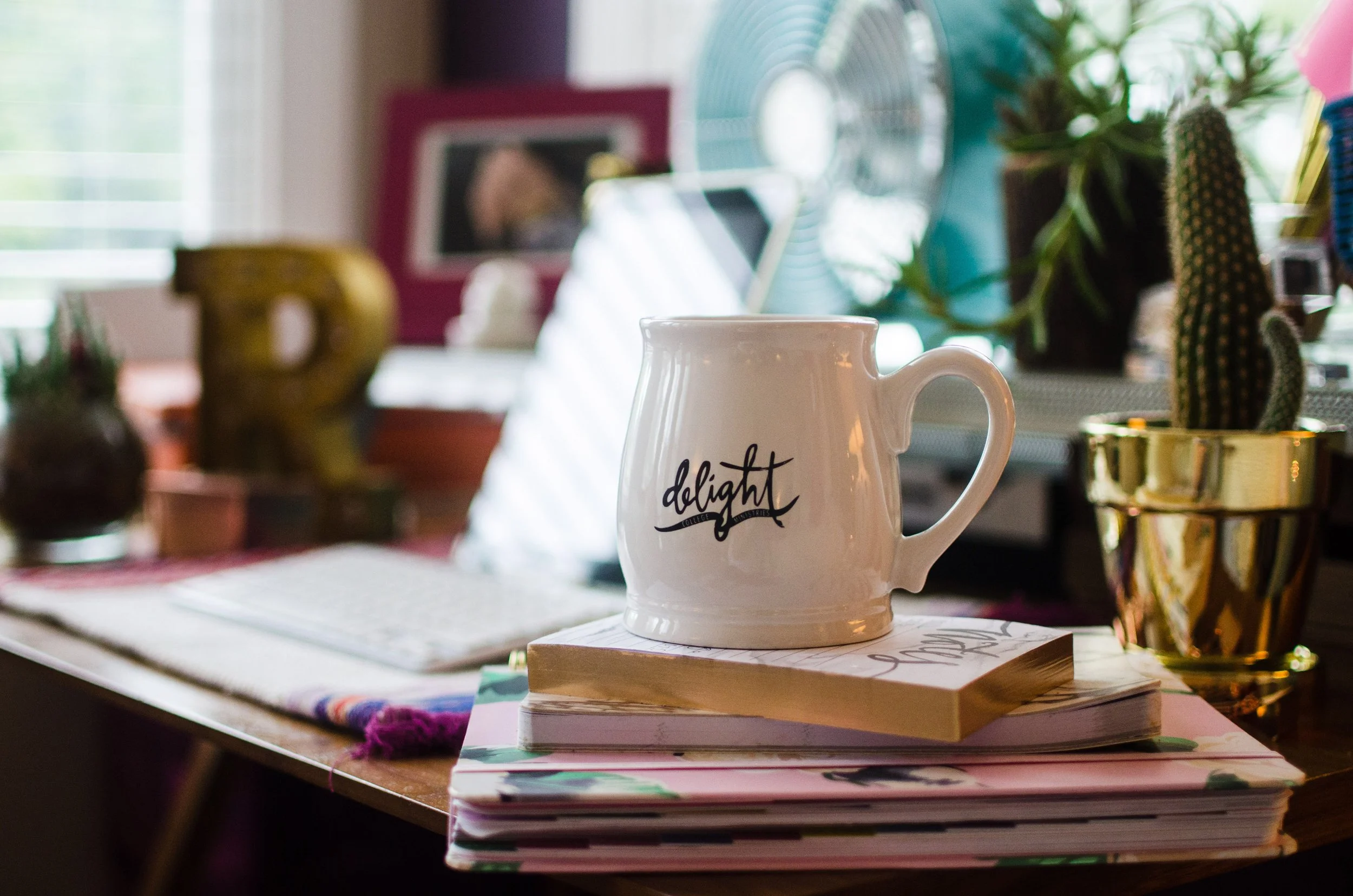 d175-delight-mug-on-desk.jpg