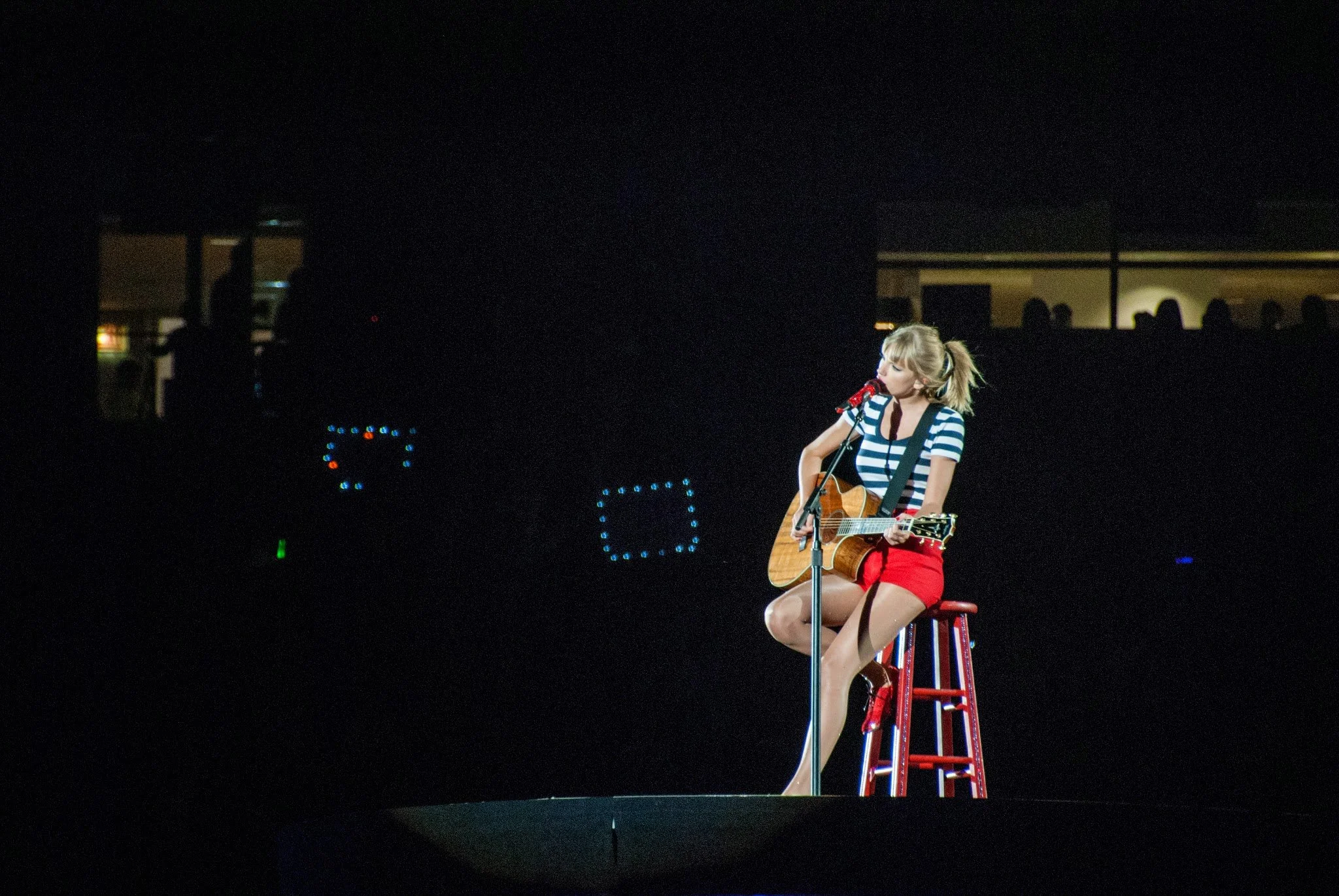 tay15-taylor-swift-red-tour-soldier-field-begin-again.jpg