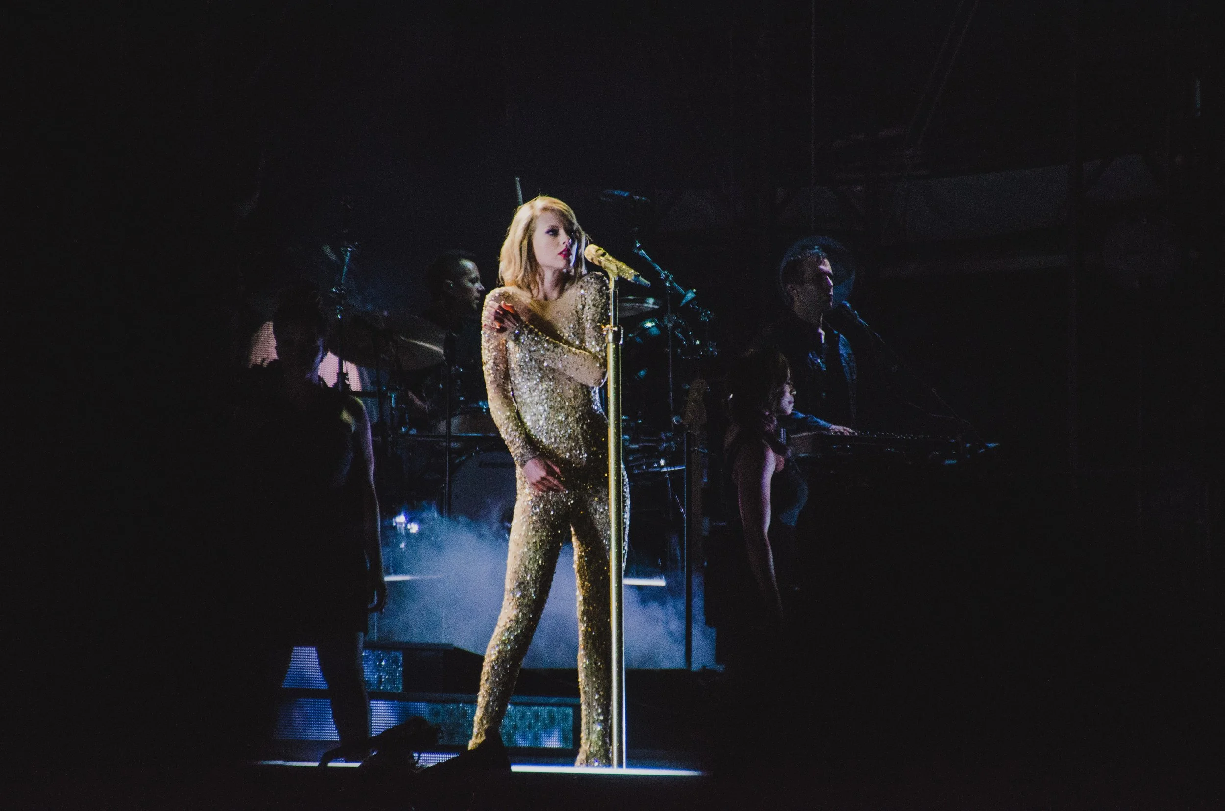 tay48-taylor-swift-1989-world-tour-live-out-of-the-woods.jpg