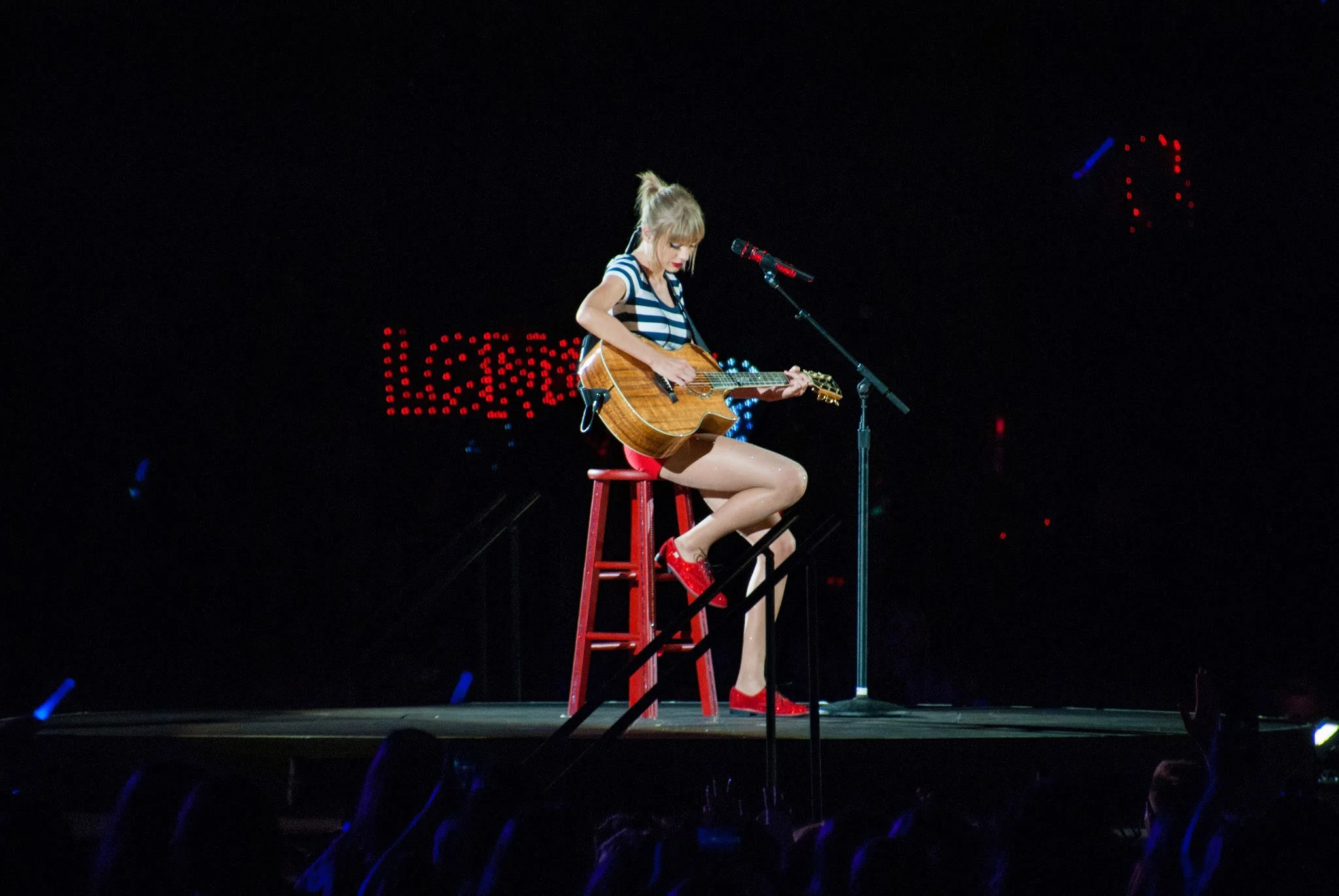 tay13-taylor-swift-red-tour-soldier-field-begin-again.jpg