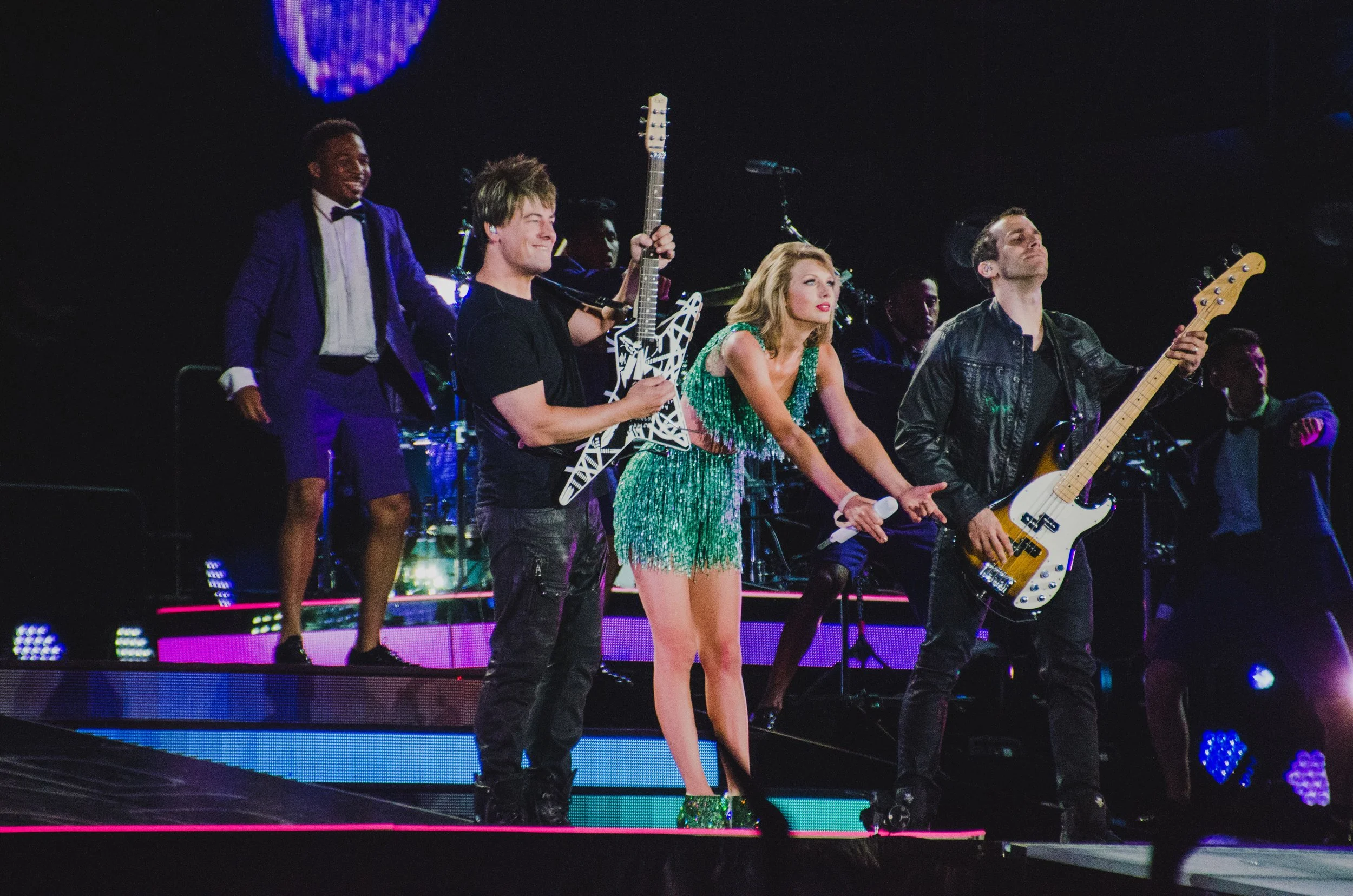 tay53-taylor-swift-1989-world-tour-live-shake-it-off.jpg