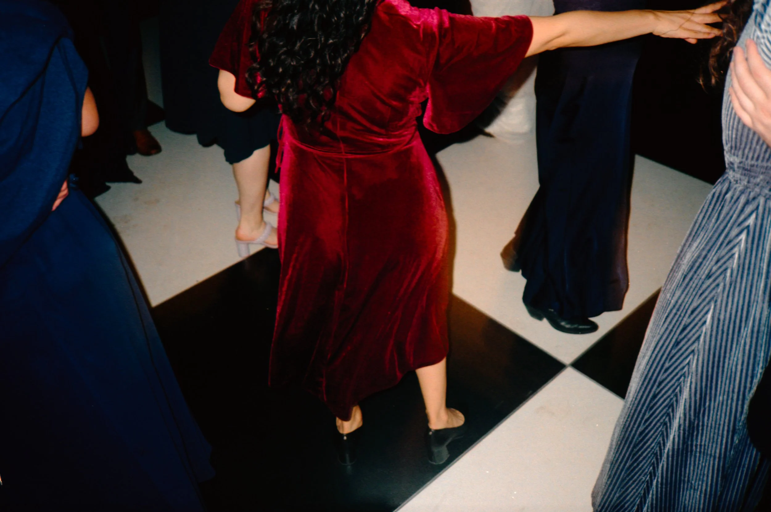 LBW130--wedding-guests-dancing-at-reception.jpg