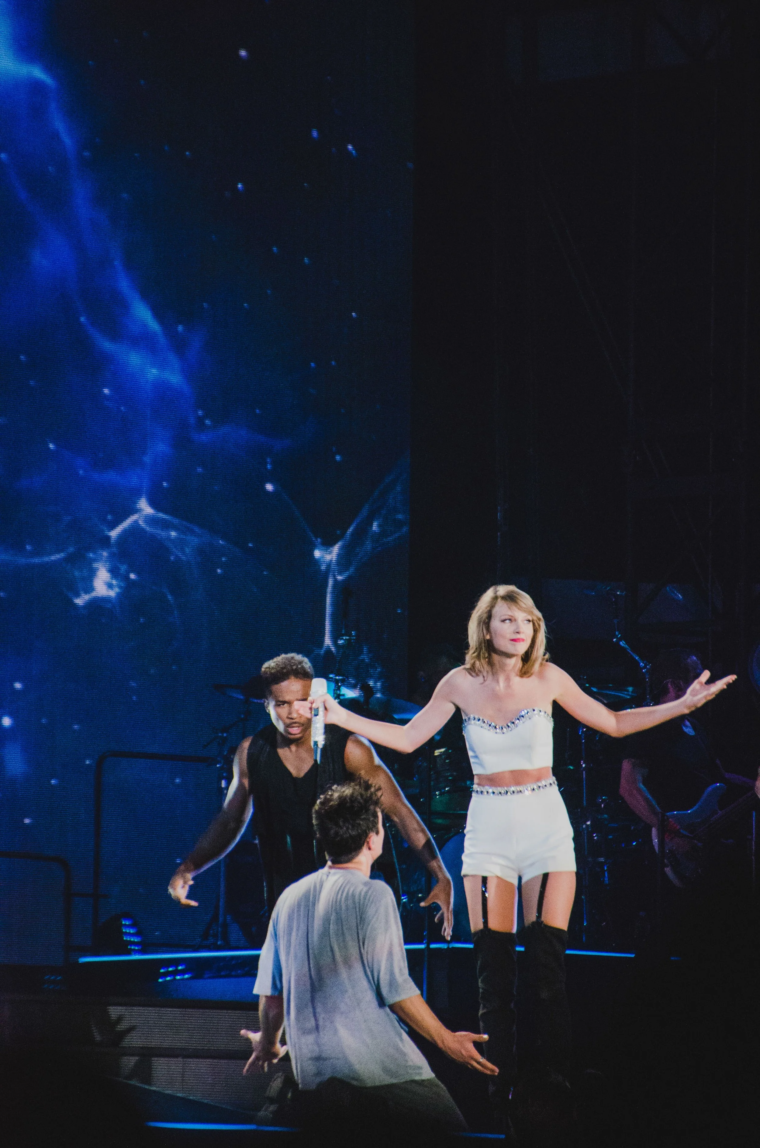 tay35-taylor-swift-1989-world-tour-live-i-know-places.jpg